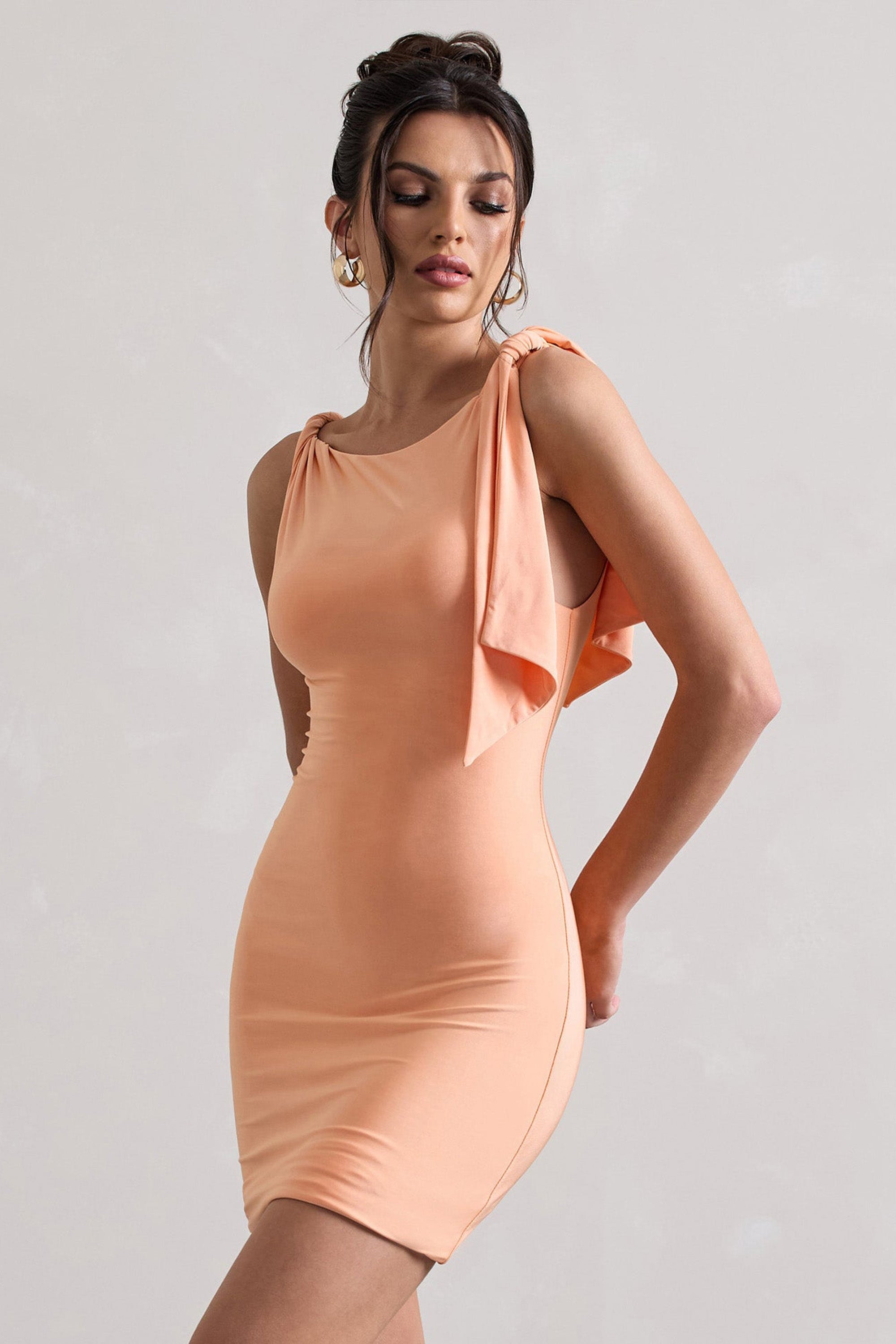 Cassie | Korallenfarbenes Minikleid mit gedrehten Trägern und Knotendetail
