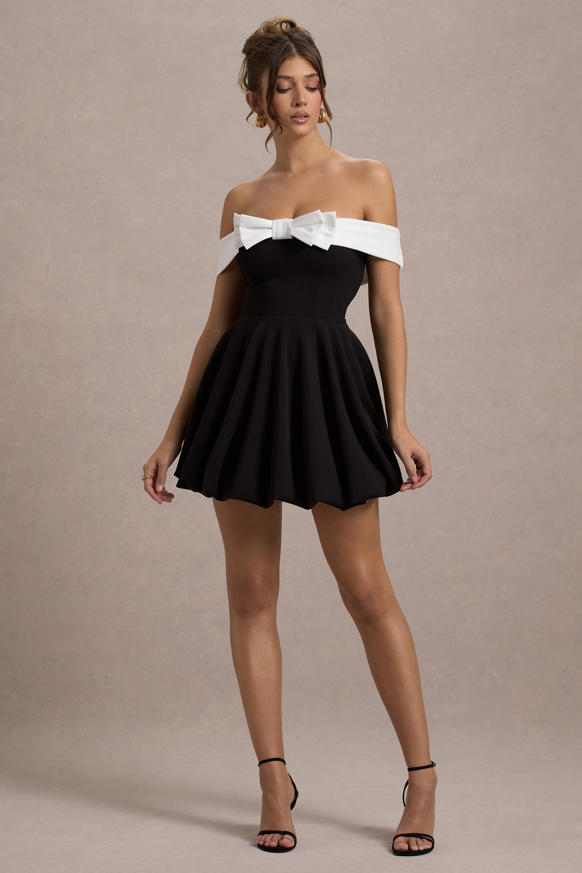 Minimoiselle | Schwarz-weißes Bardot-Minikleid mit Schleife und Puffball-Rock