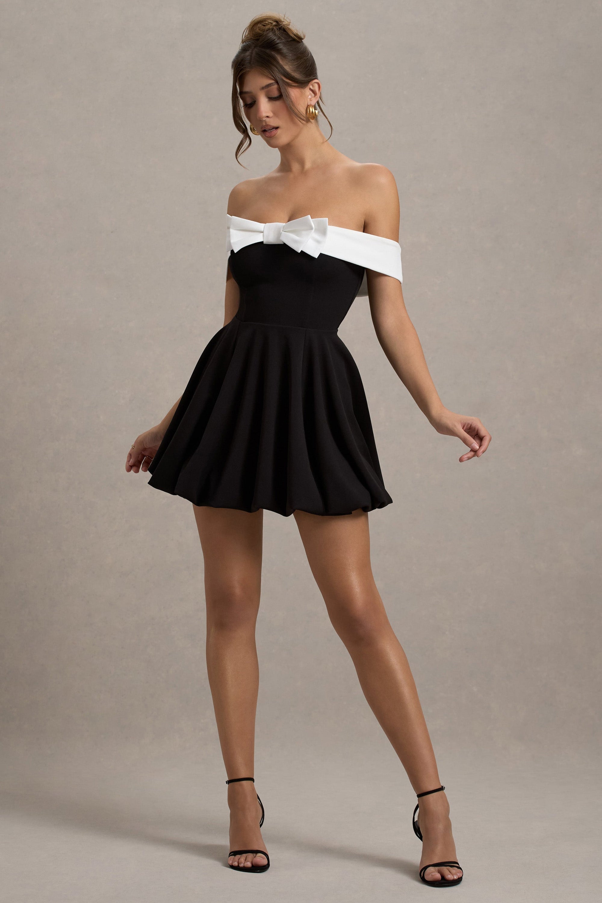 Minimoiselle | Schwarz-weißes Bardot-Minikleid mit Schleife und Puffball-Rock