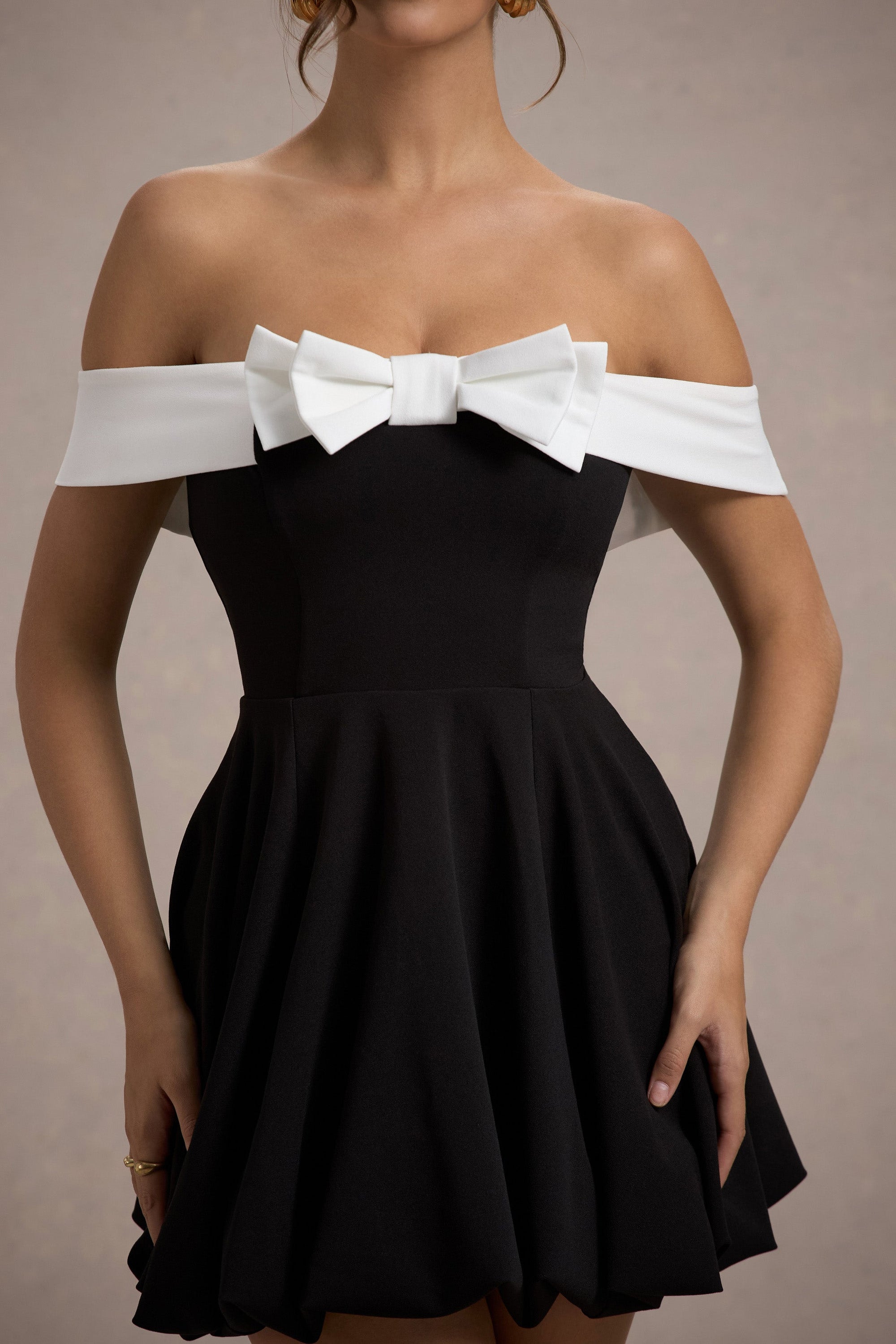 Minimoiselle | Schwarz-weißes Bardot-Minikleid mit Schleife und Puffball-Rock