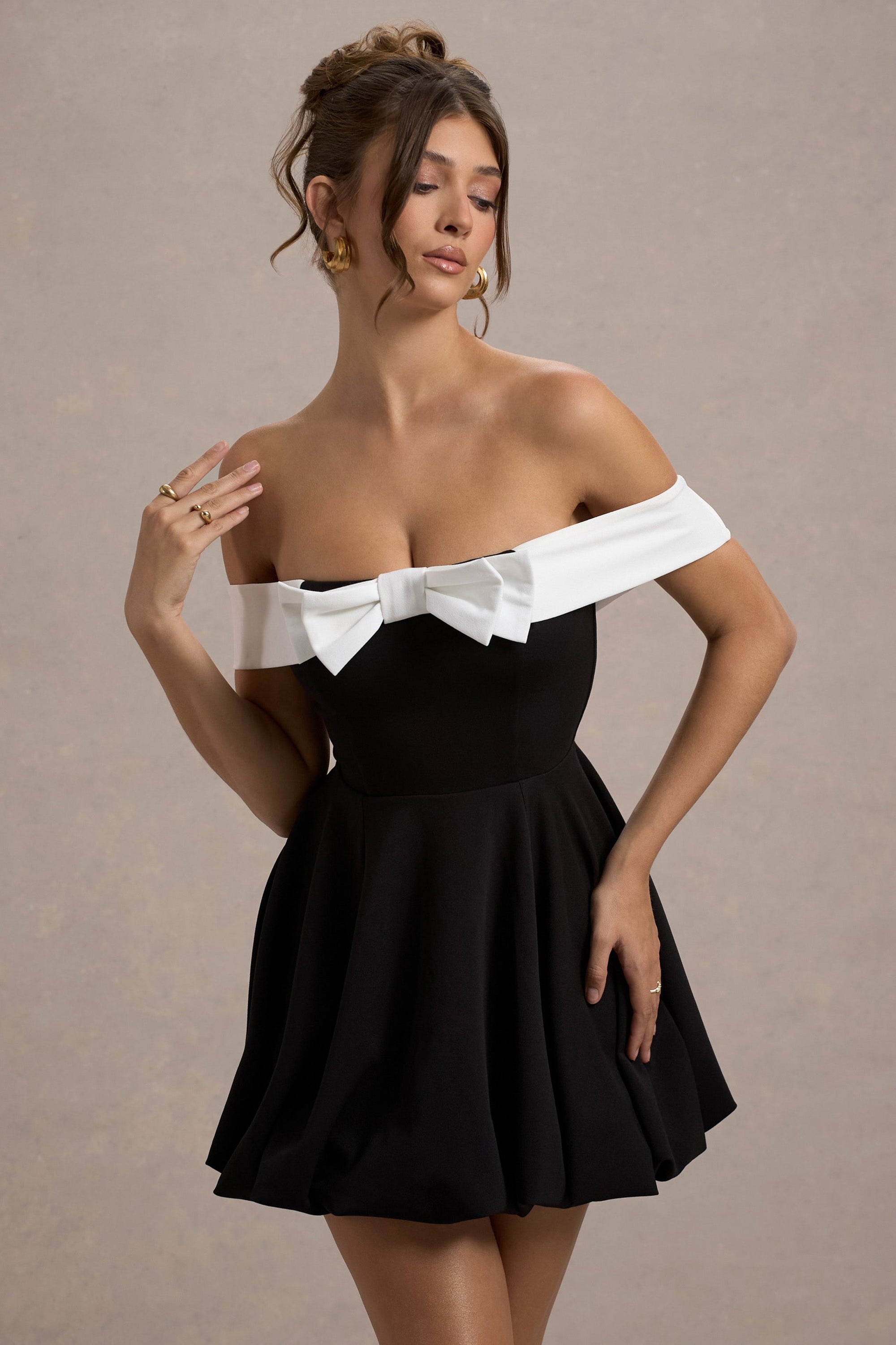 Minimoiselle | Schwarz-weißes Bardot-Minikleid mit Schleife und Puffball-Rock