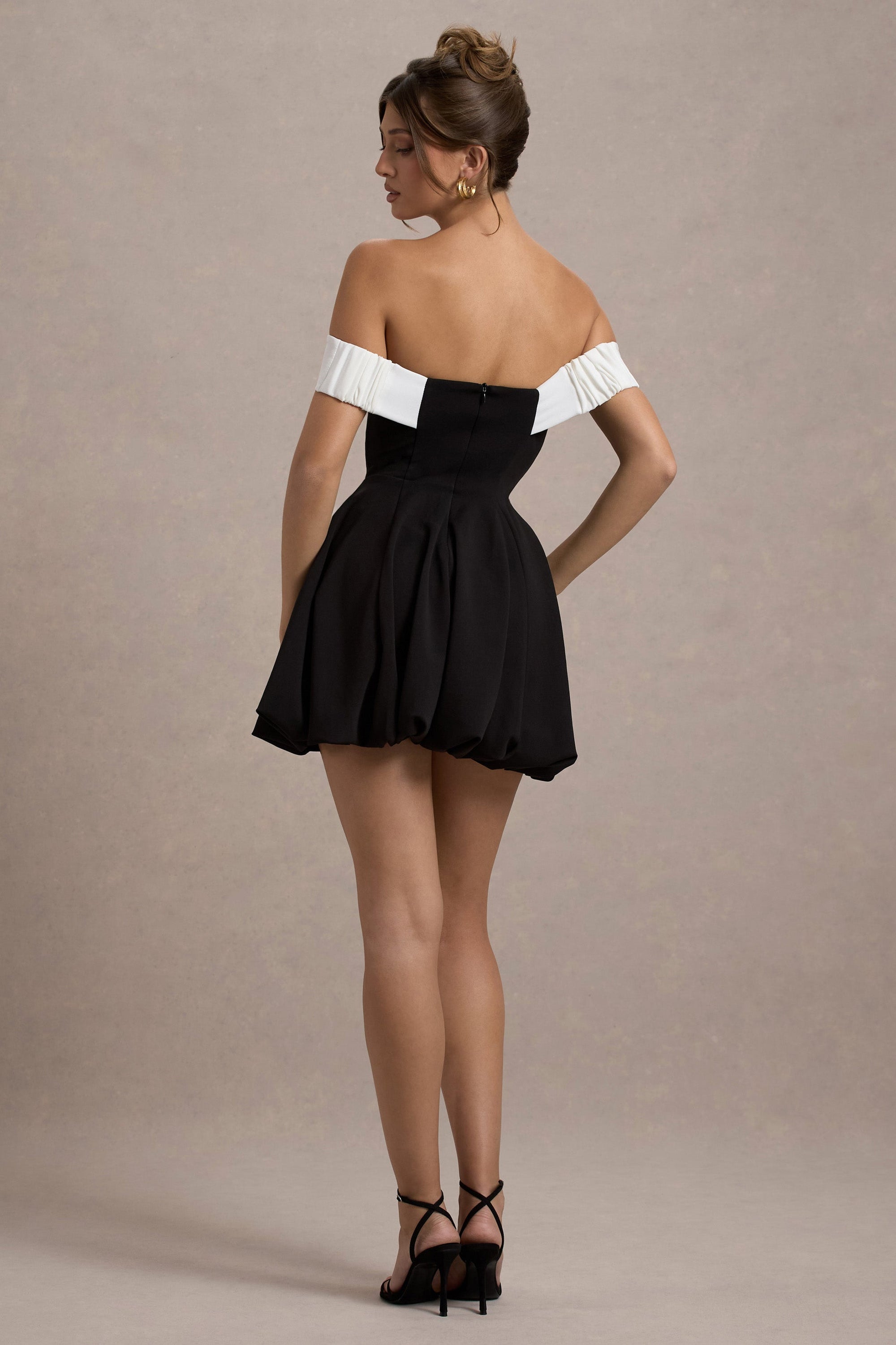 Minimoiselle | Schwarz-weißes Bardot-Minikleid mit Schleife und Puffball-Rock