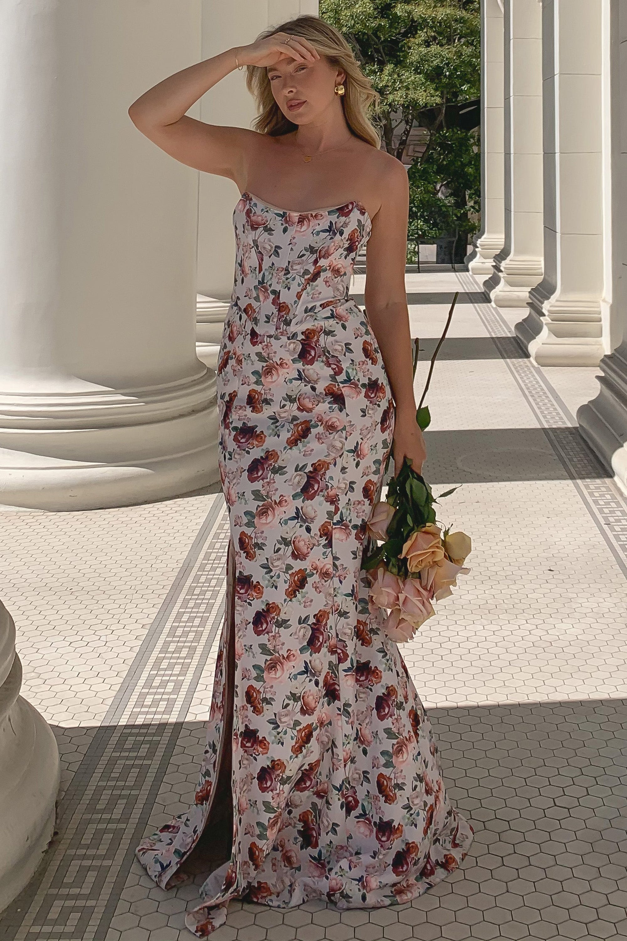 Blenheim | Weißes Maxikleid mit floralem Print und Corset Bodycon Silhouette