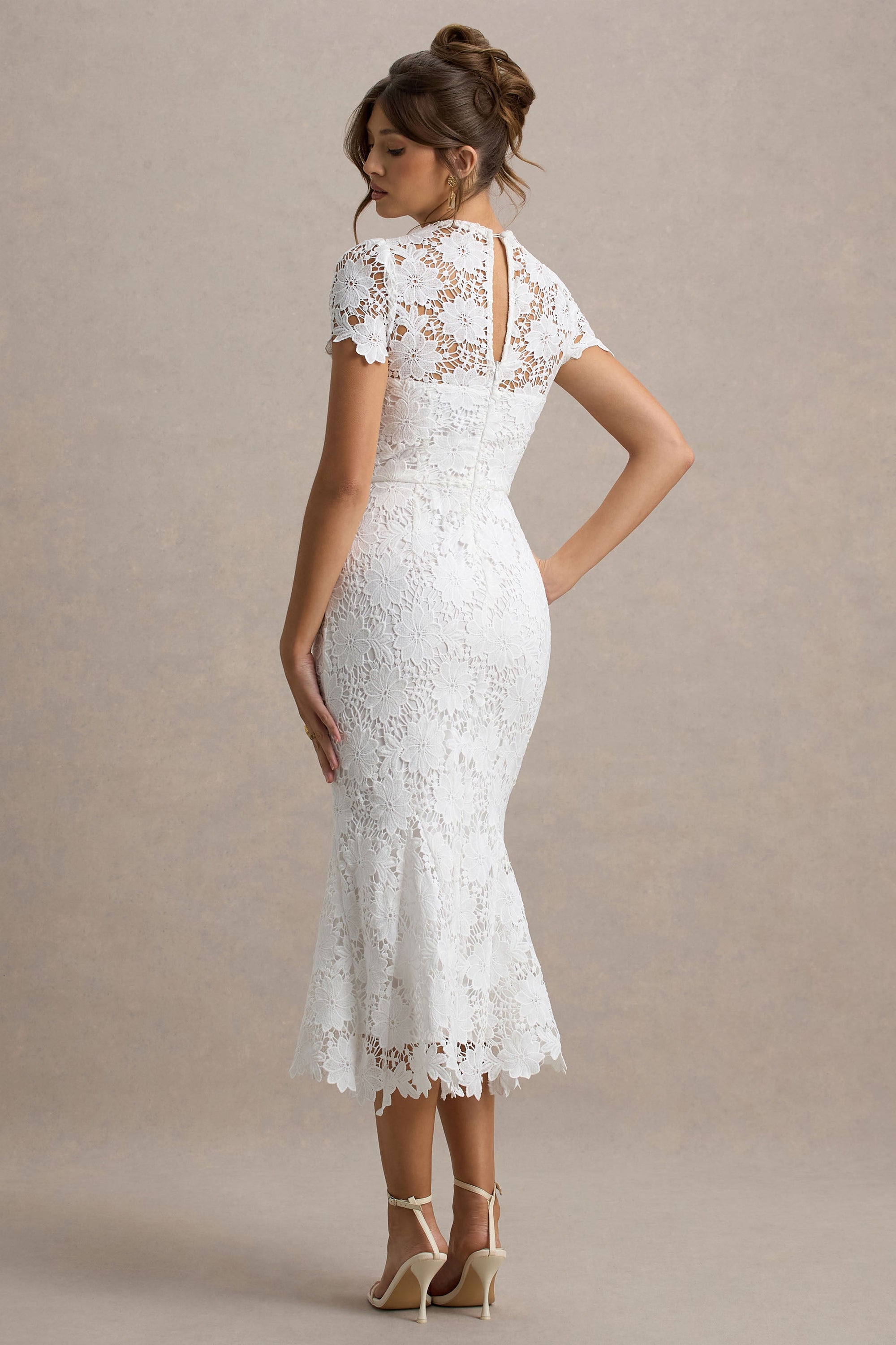 Clarissa | Weißes Midikleid aus Spitze mit kurzen Ärmeln