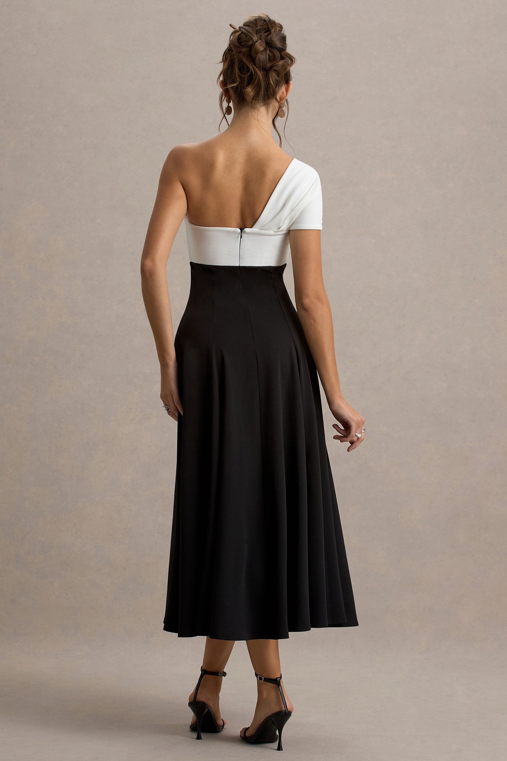 Malta | Schwarz-weißes Midikleid mit einer Schulter