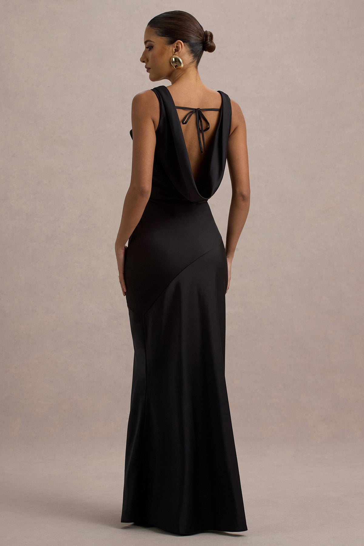 Alesso | Schwarzes Satin-Slip-Maxikleid mit Wasserfallausschnitt