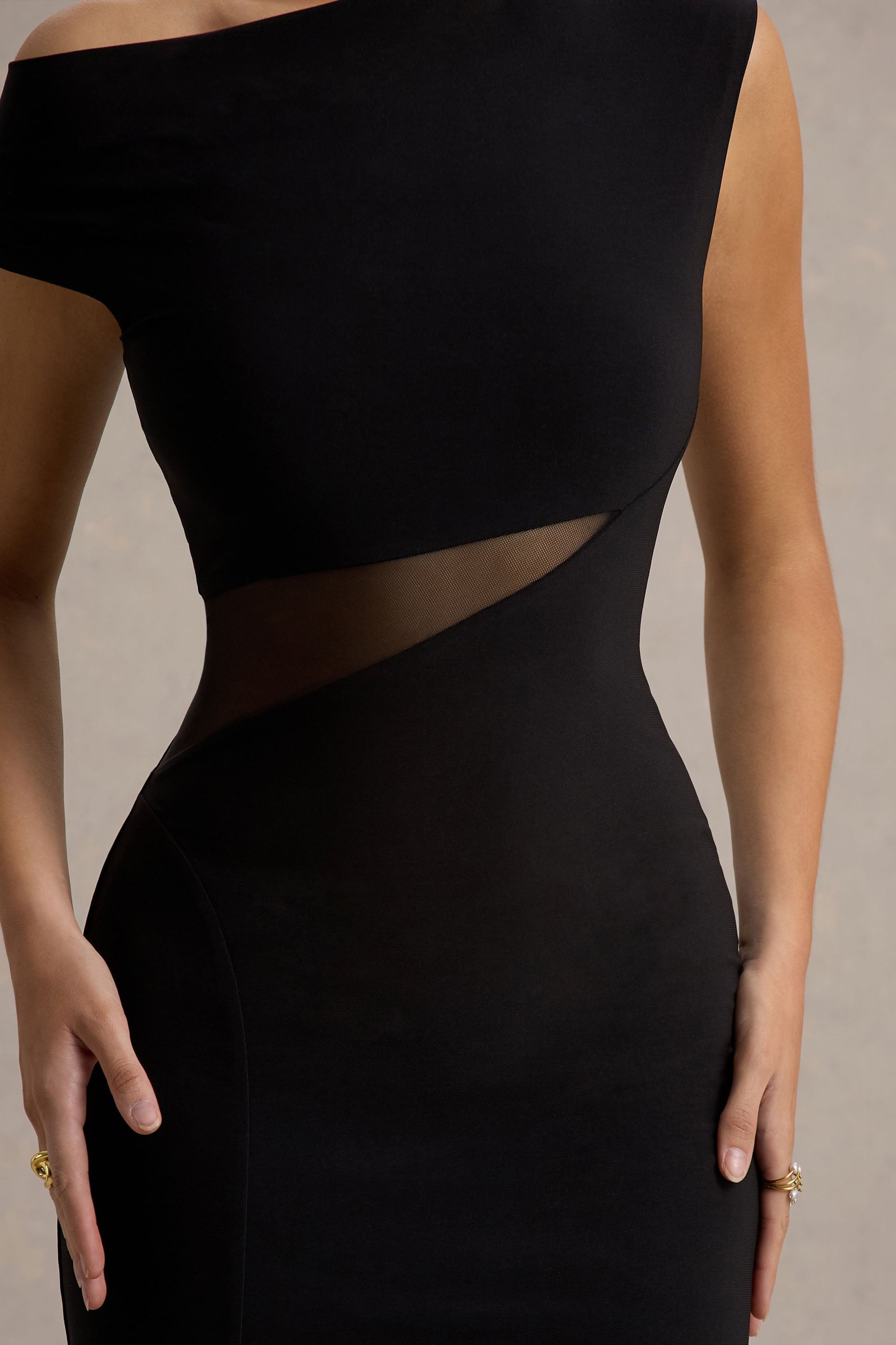 Emily | Schwarzes asymmetrisches Maxikleid mit Schlitz und Mesh-Details