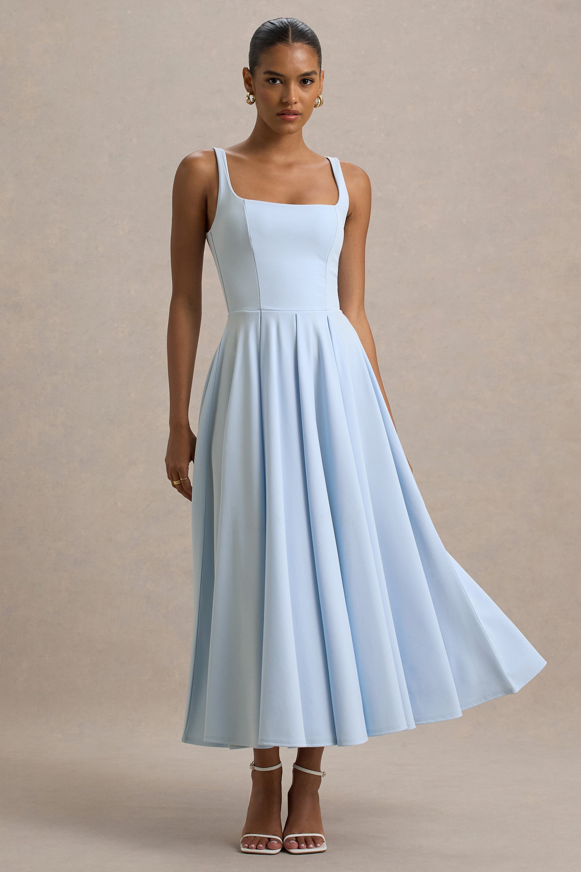 Parina | Puderblaues Midikleid mit Trägern und Volantsaum