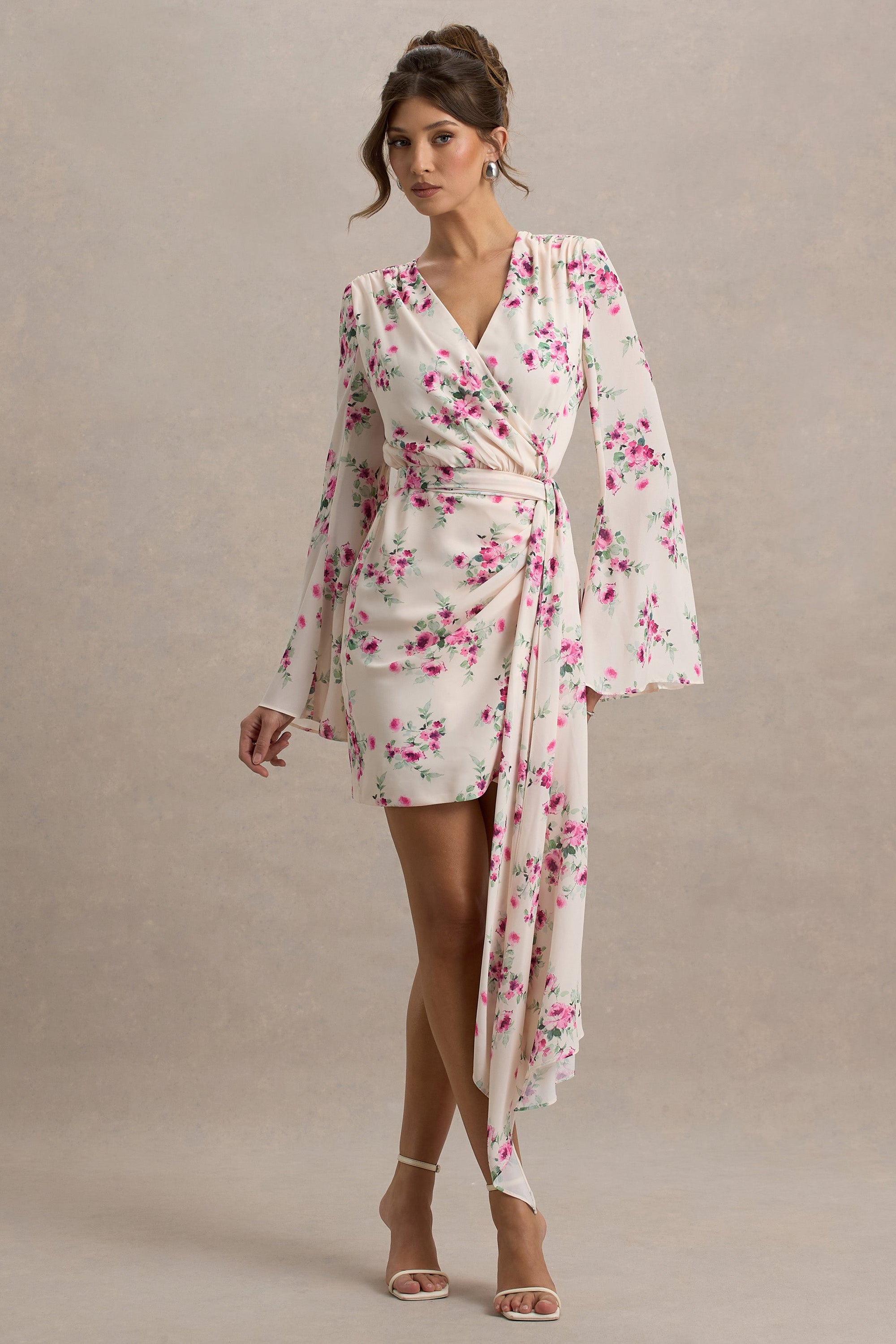 Goldie | Cremefarbenes Wickel-Minikleid aus Chiffon mit Blumenmuster und langen Ärmeln.