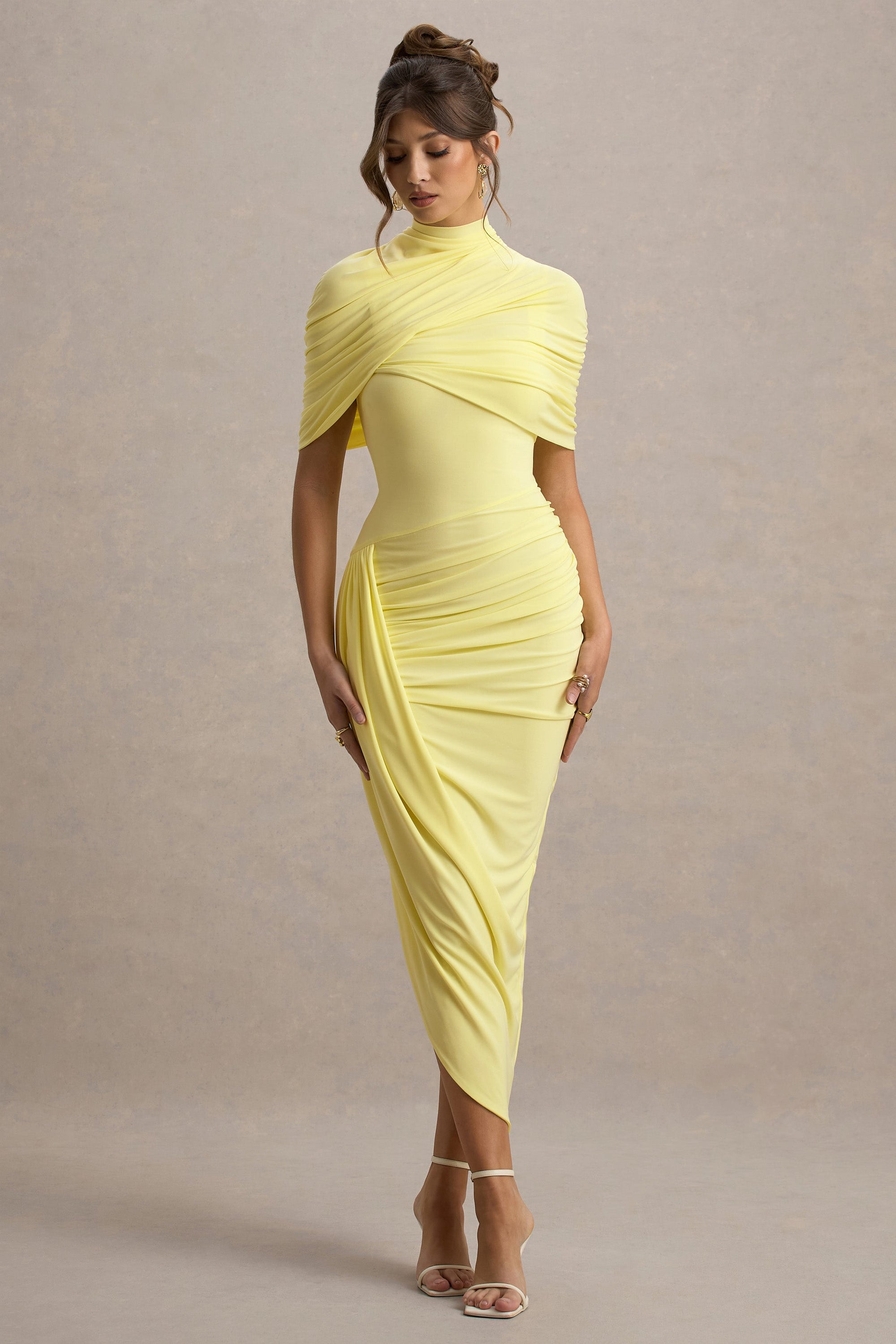 Enchant | Zitronengelbes Midikleid mit asymmetrischem Twist und Cape