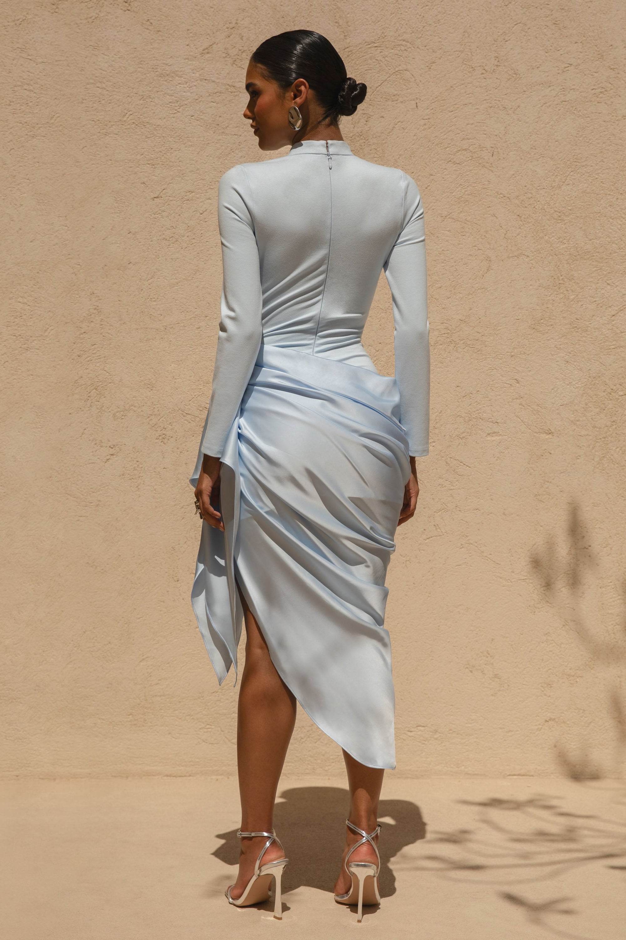 Raffie | Puderblaues Midikleid mit langen Ärmeln und Satin-Wickelrock.