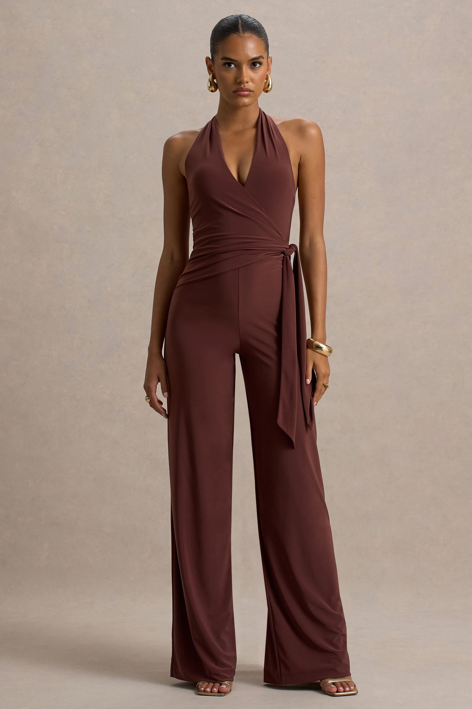 Marlais | Schokoladefarbener Jumpsuit mit tiefem Ausschnitt und Taillenband