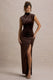 Abilene | Schokoladefarbenes Samt-Maxikleid mit hohem Kragen und Schlitz