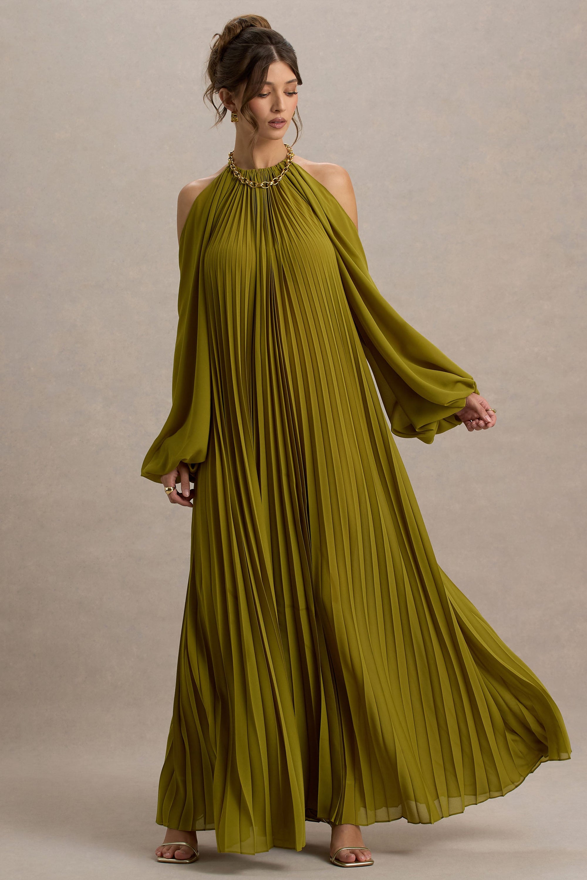 Reyna | Olivgrünes, plissiertes Chiffon-Maxikleid mit schulterfreiem Design