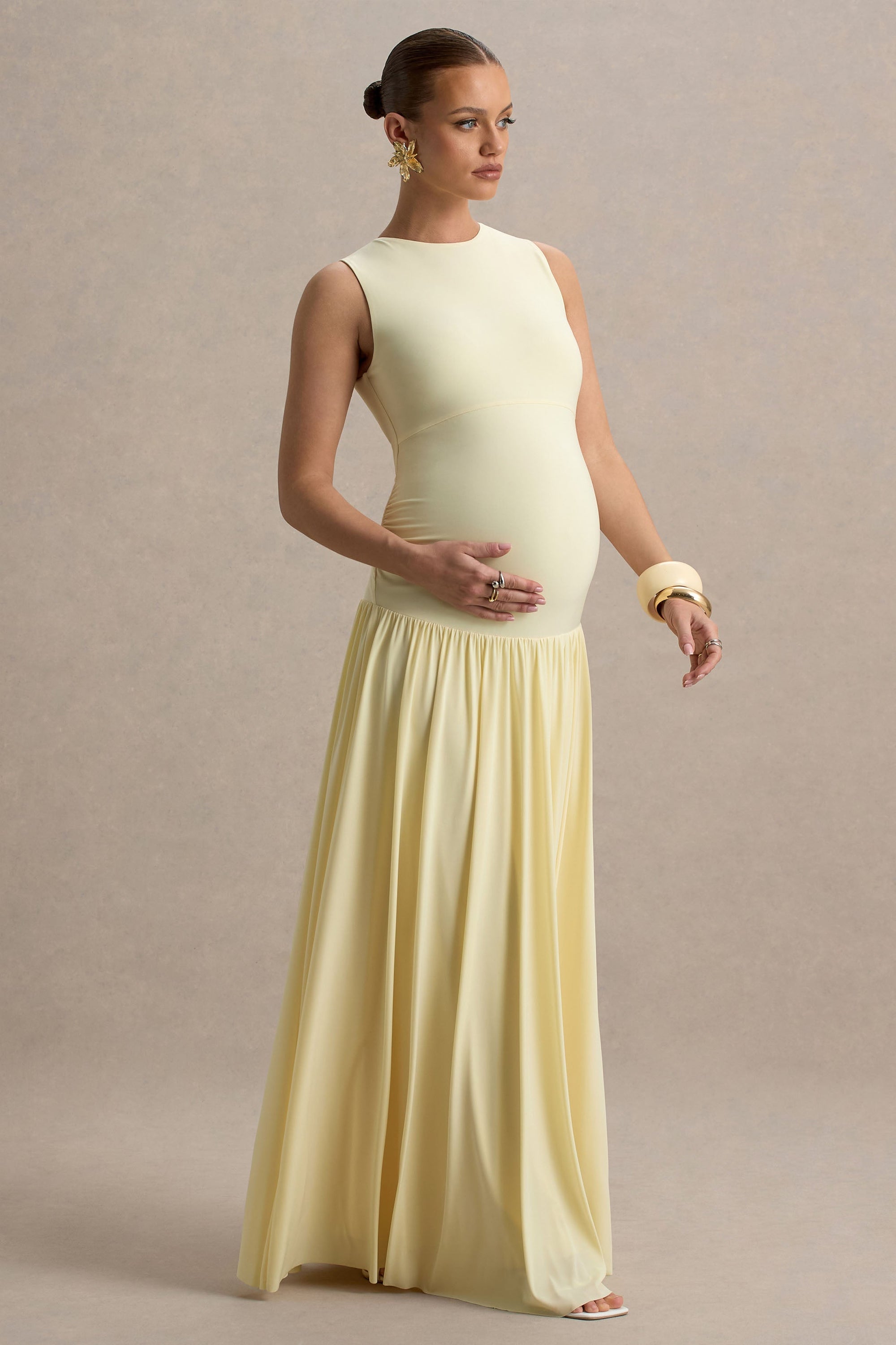Outline | Zitronengelbes Umstands-Maxikleid mit Rundhalsausschnitt und plissiertem Rock