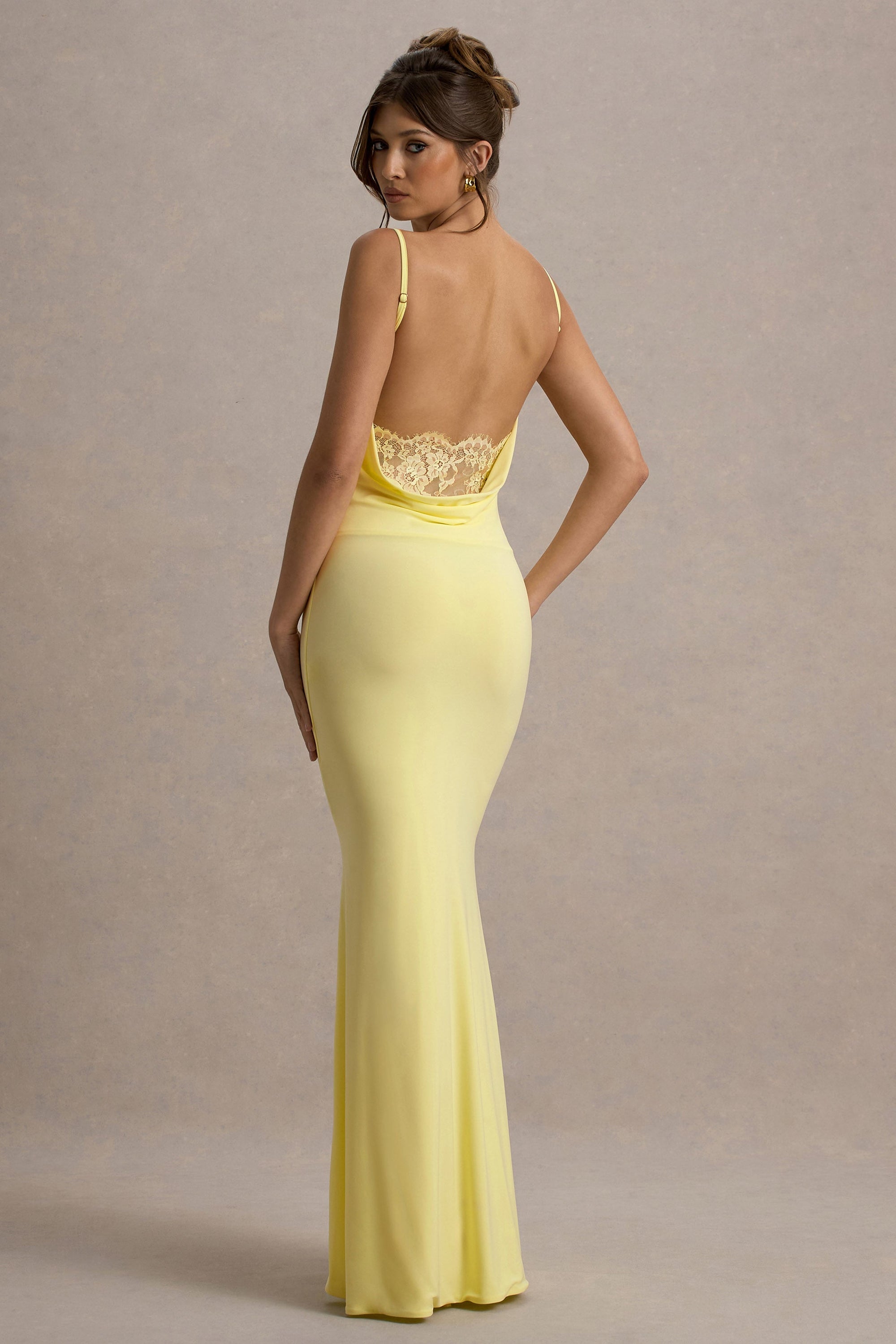 Francoise | Zitronengelbes Maxikleid mit Wasserfallausschnitt, Spitze und freiem Rücken