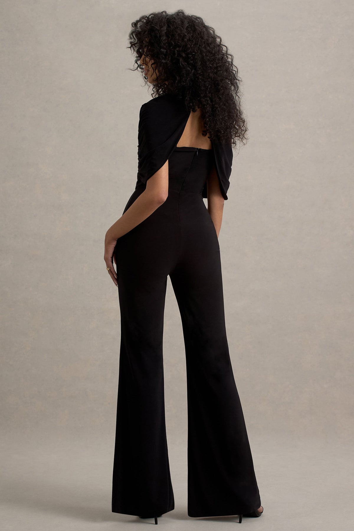 Isoline | Schwarzer Twist-Cape-Jumpsuit mit ausgestelltem Bein