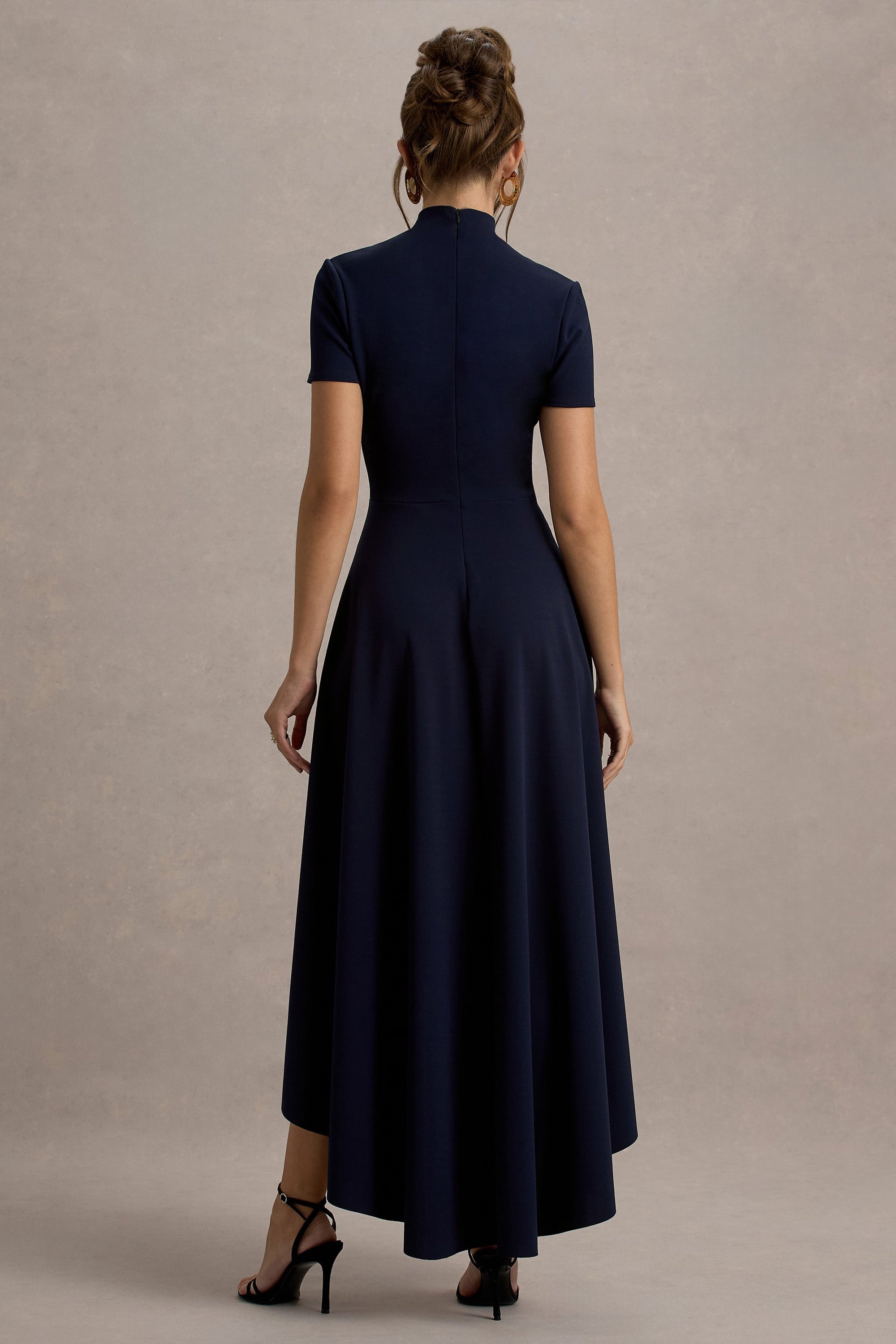 Bellona | Marineblaues Midikleid mit hohem Ausschnitt und High-Low-Saum