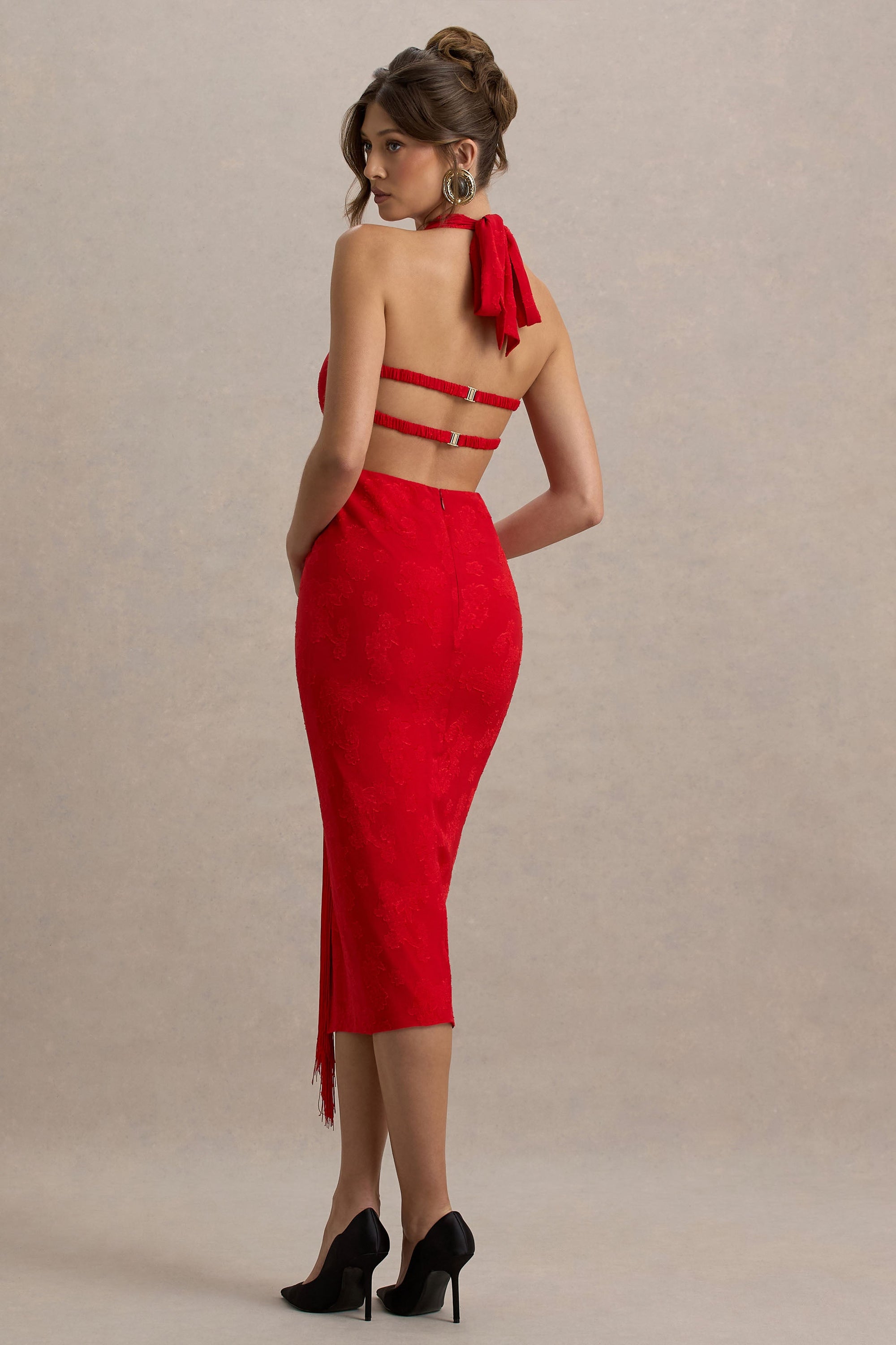 Auria | Rotes Satin-Midiikleid mit tiefem Ausschnitt und Fransen-Details.