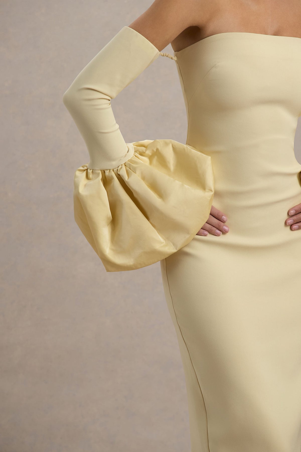 Myah | Zitronengelbes Bandeau-Maxikleid mit langen Ärmeln und Puffbündchen.