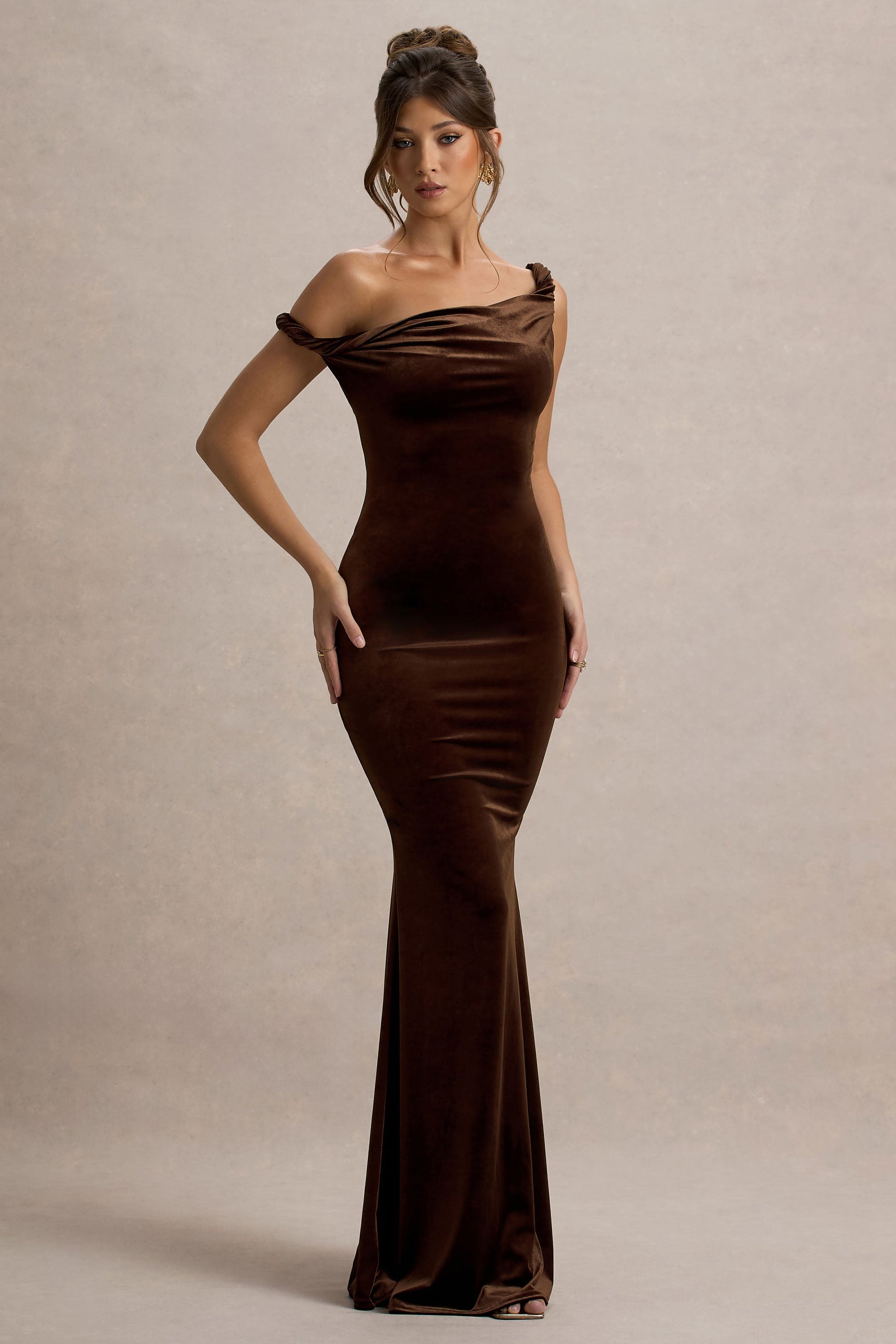 Neeka | Braunes Samt-Maxikleid mit verdrehter asymmetrischer Silhouette