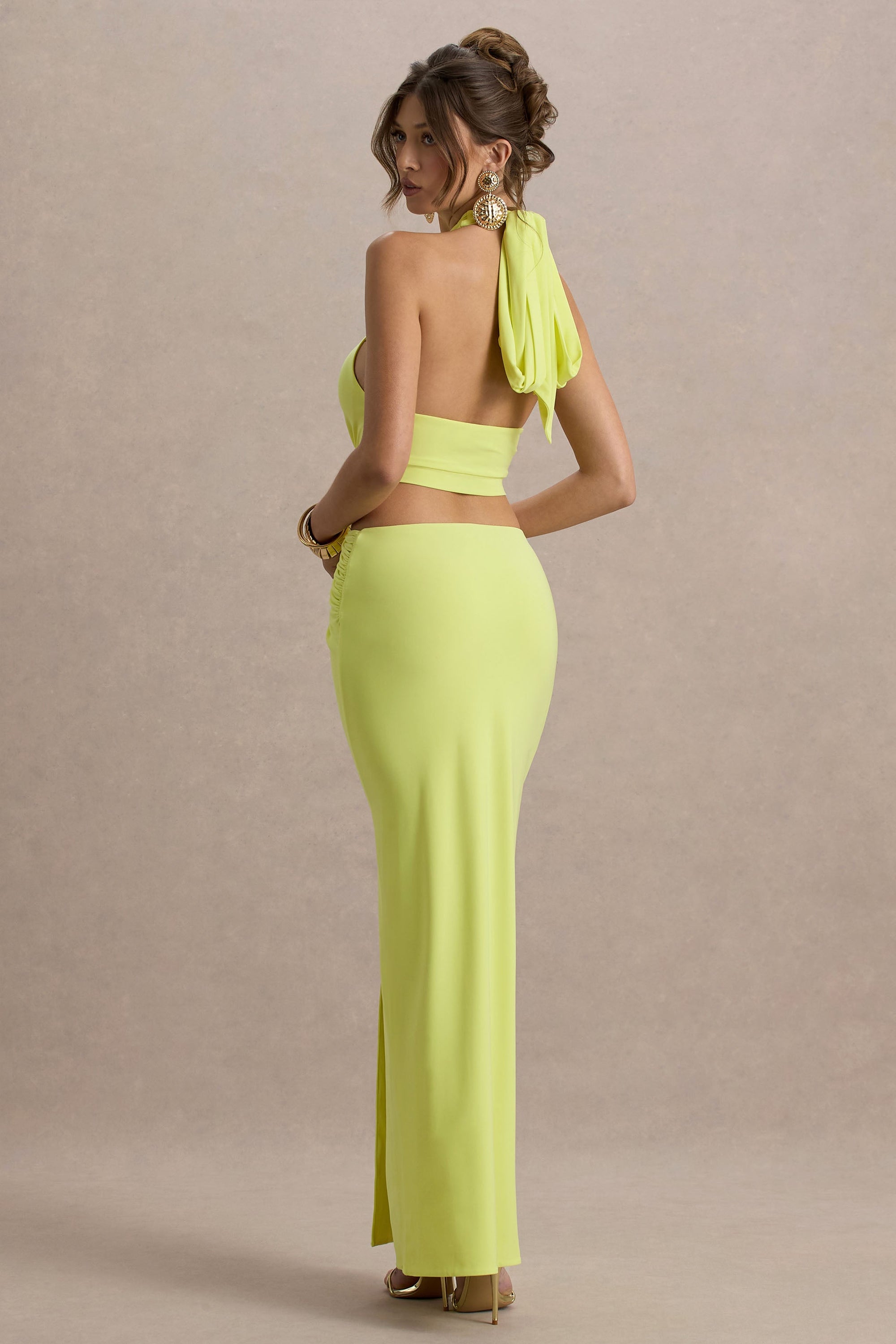 Aura | Limettengrünes Neckholder-Maxikleid mit Cut-Out und Schlitz