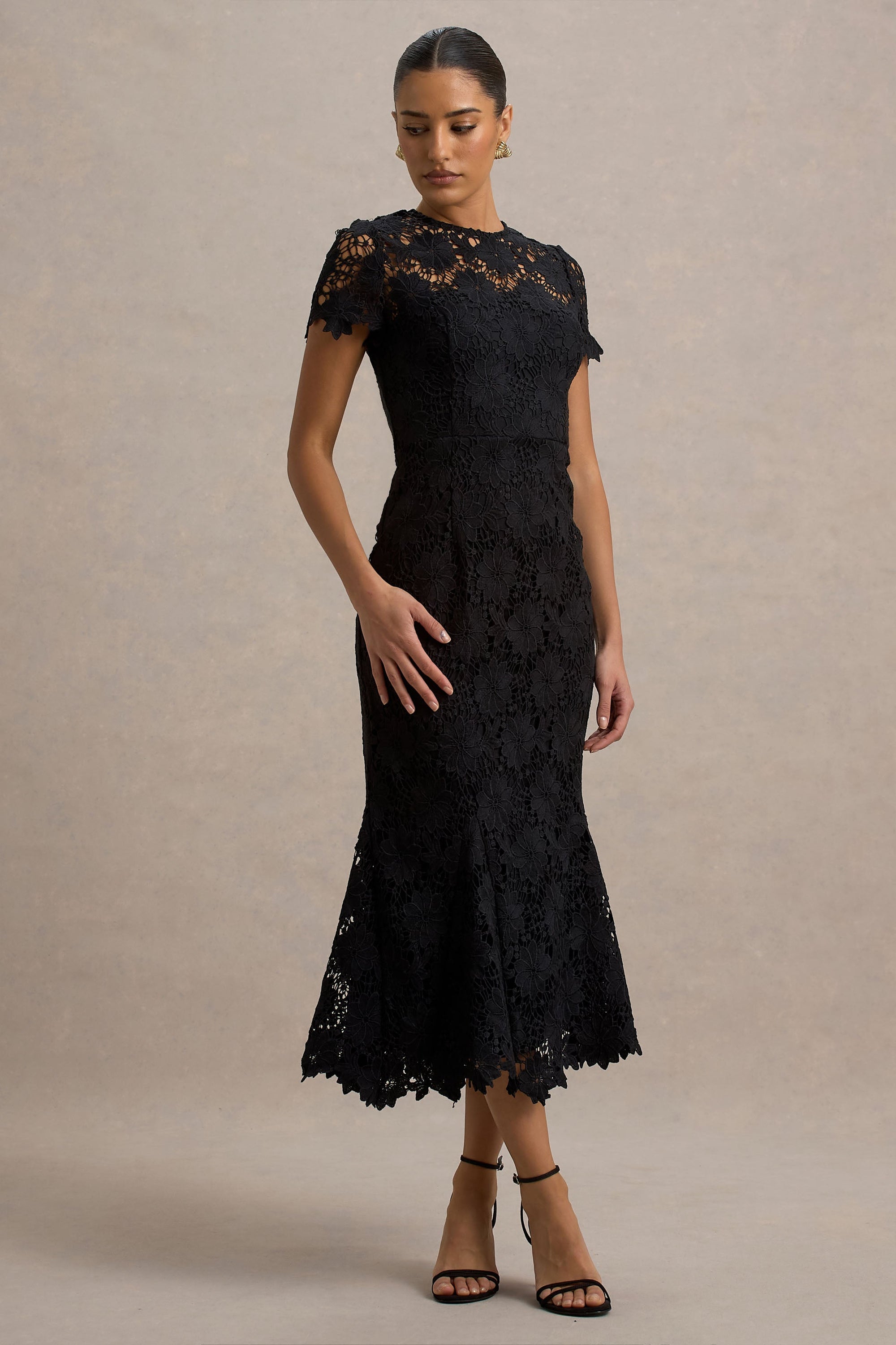 Clarissa | Schwarzes Midikleid aus Spitze mit kurzen Ärmeln