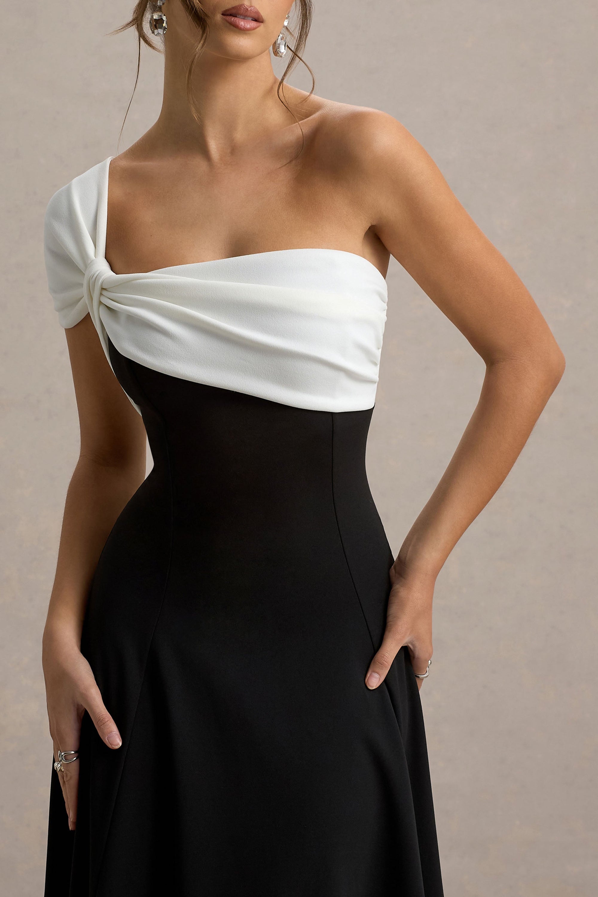 Malta | Schwarz-weißes Midikleid mit einer Schulter