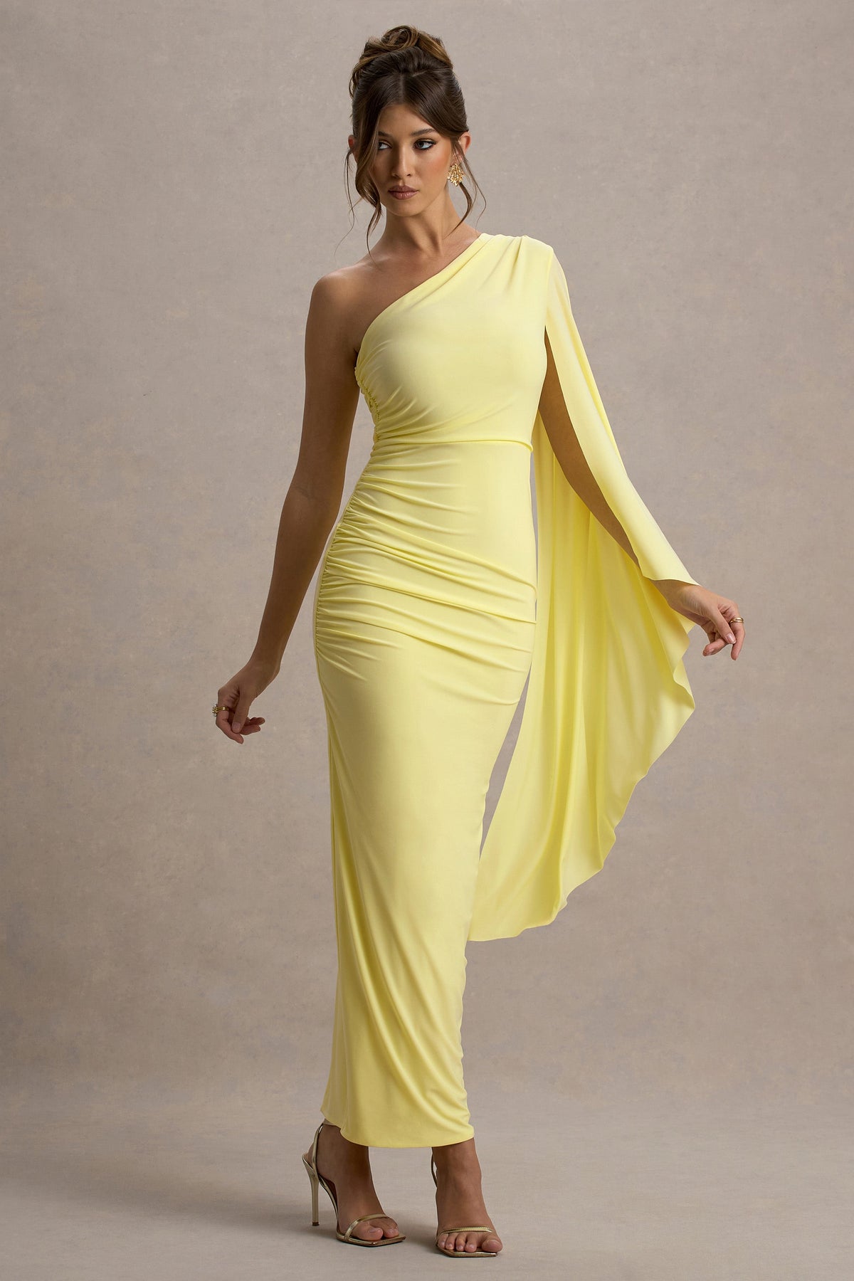 Clementina | Zitronenfarbiges Maxikleid mit asymmetrischen Cape-Ärmeln