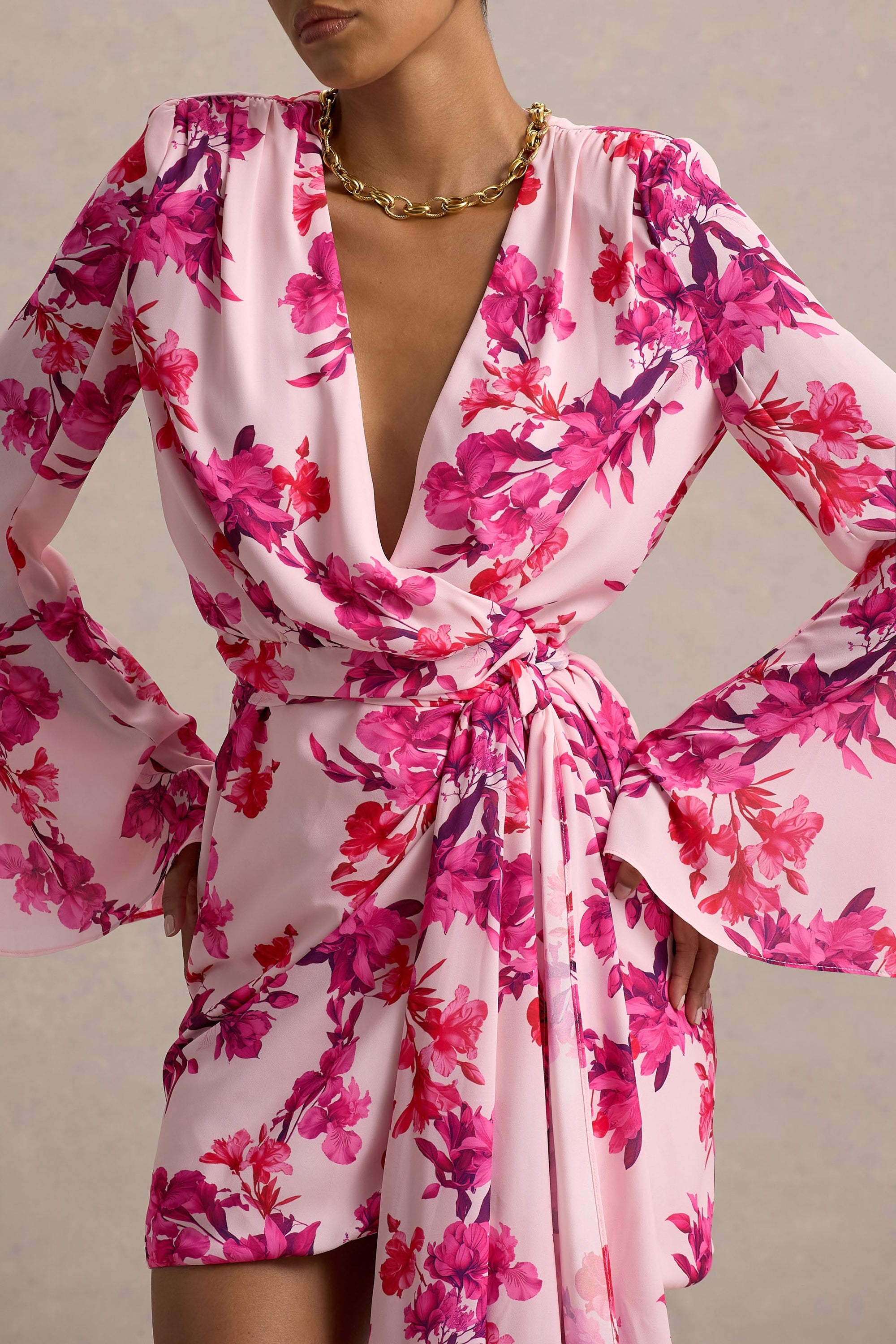 Goldie | Rosa Chiffon-Wickel-Minikleid mit langen Ärmeln und Blumendruck