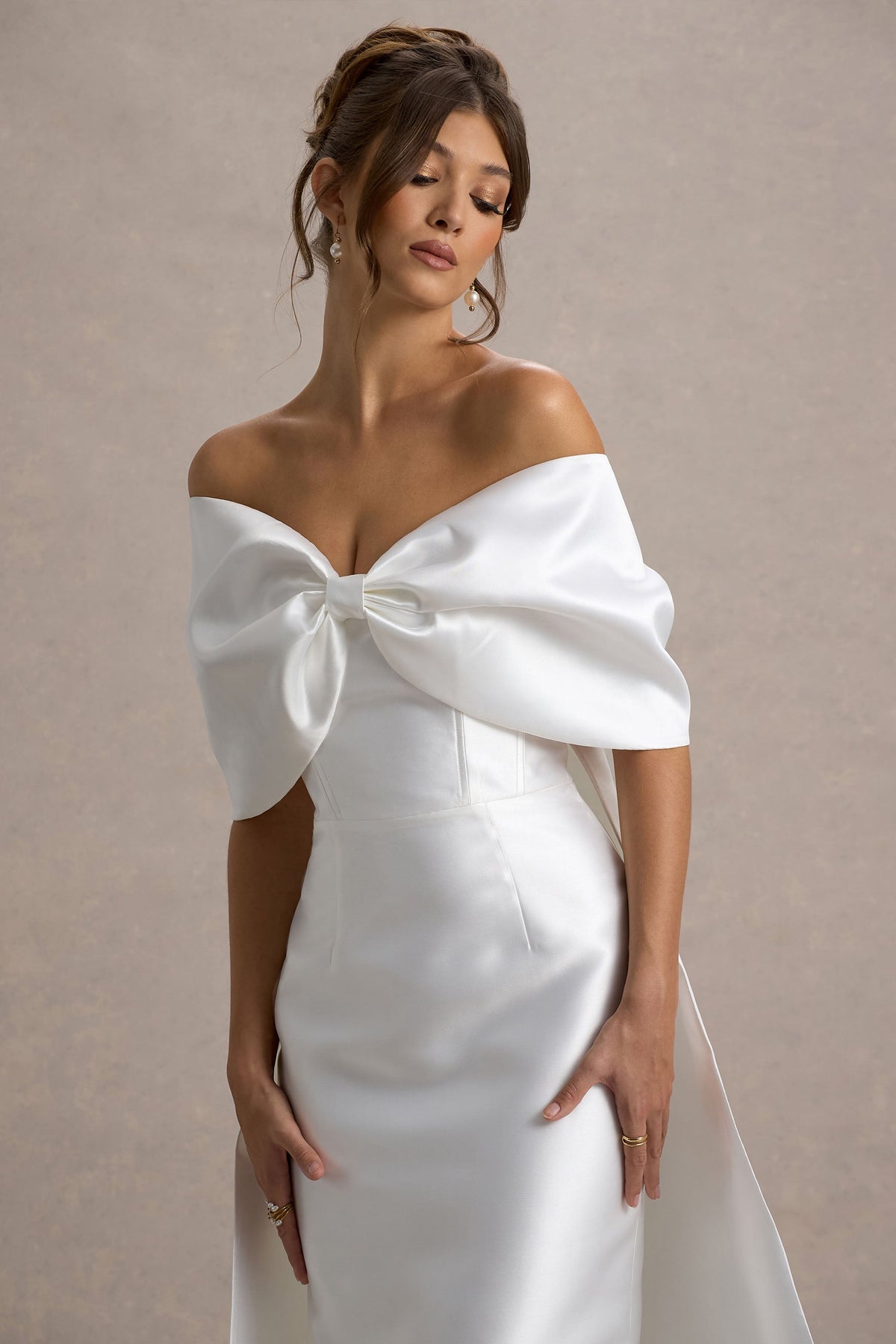 Wanting More | Elfenbeinfarbenes Satin-Maxikleid mit großer Schleife