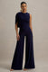 Opulence | Marineblauer Jumpsuit mit Cape-Ärmeln und drapierten Details.