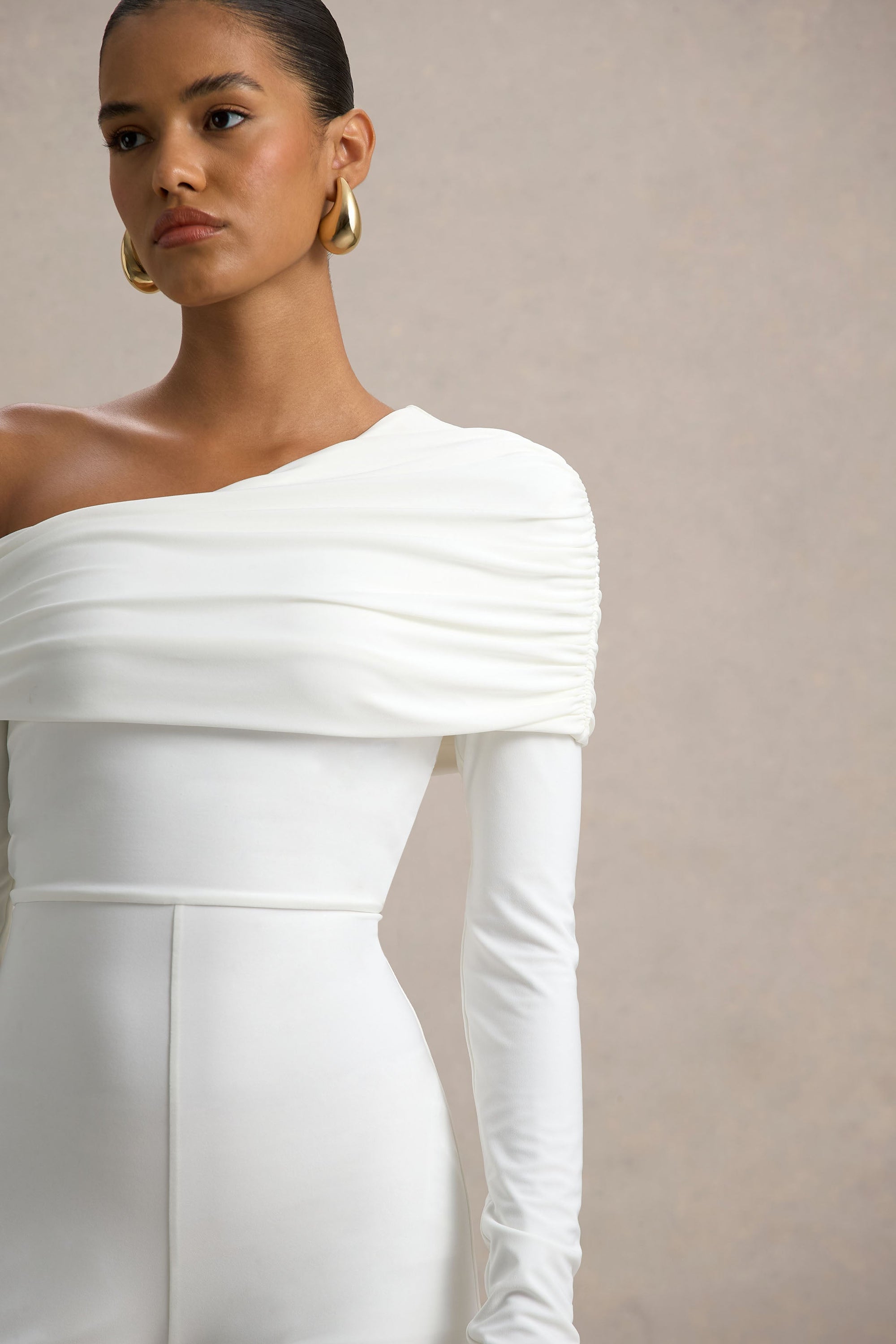 Gracious | Weißer Jumpsuit mit asymmetrischem Ausschnitt