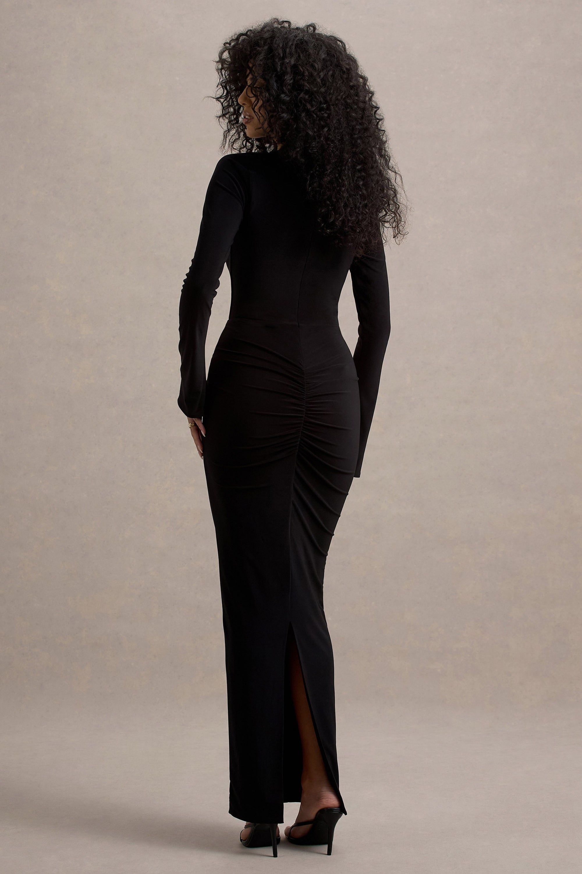 Gita | Schwarzes Maxikleid mit Neckholder und langen Ärmeln