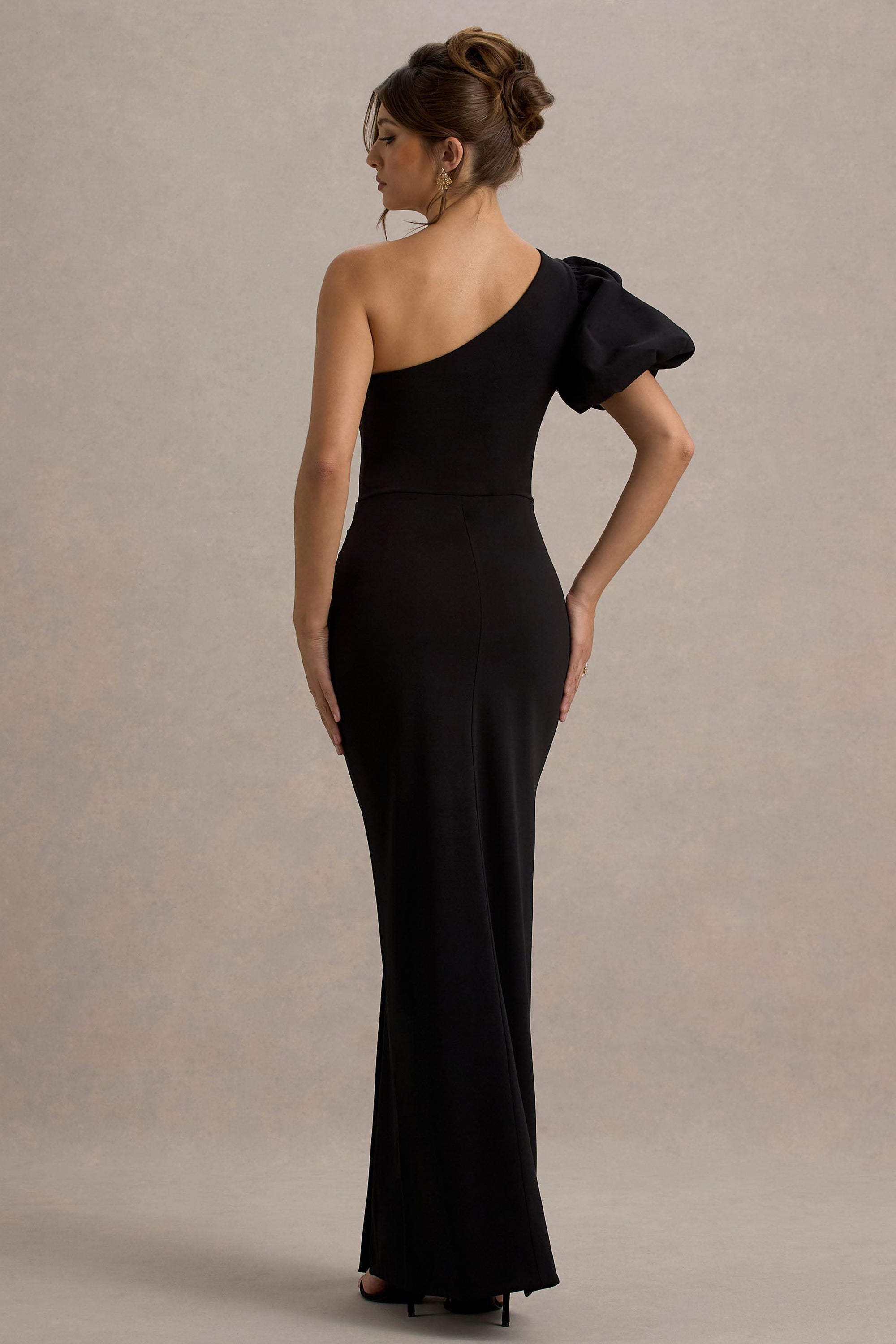 Vittoria | Schwarzes asymmetrisches Maxi-Kleid mit Puffärmeln und Schlitz