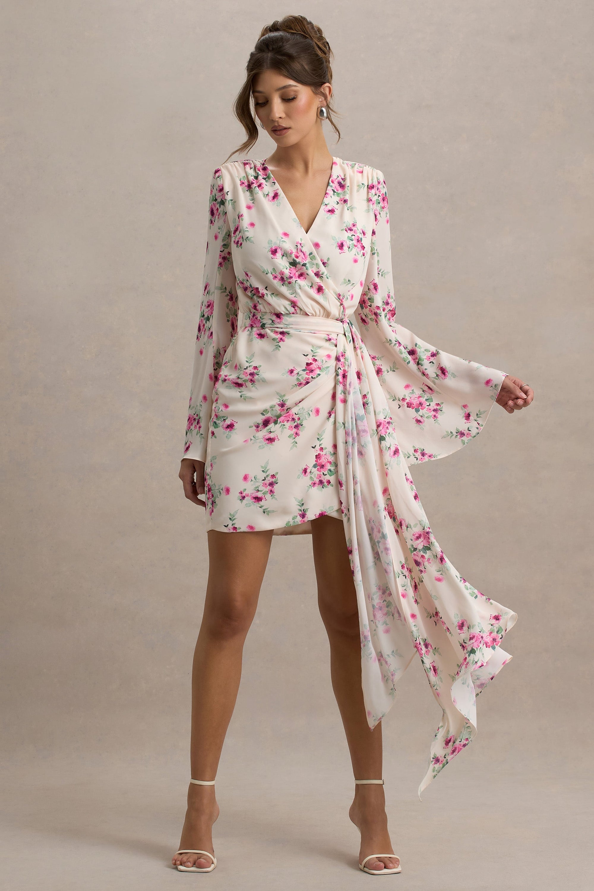 Goldie | Cremefarbenes Wickel-Minikleid aus Chiffon mit Blumenmuster und langen Ärmeln.