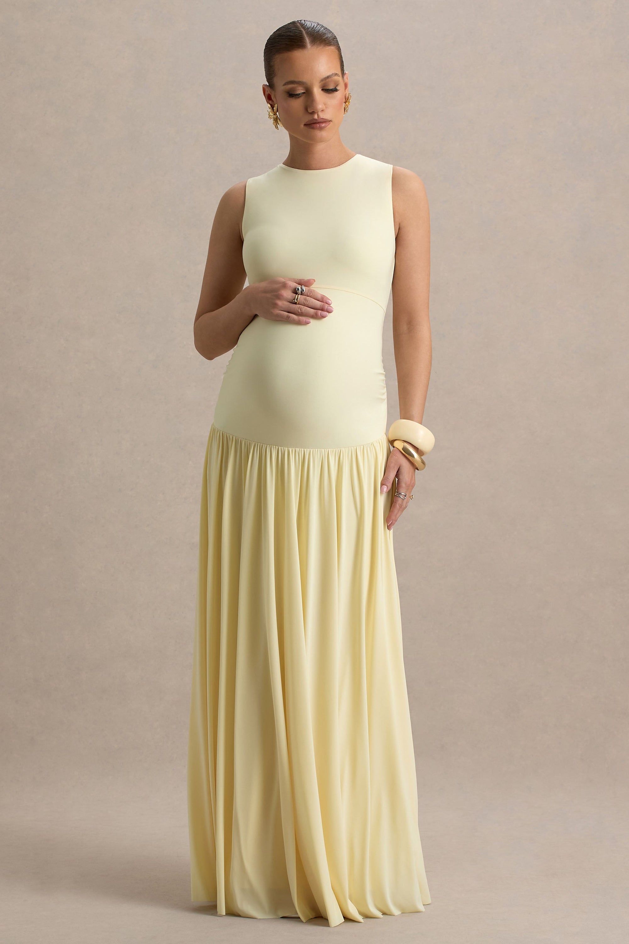 Outline | Zitronengelbes Umstands-Maxikleid mit Rundhalsausschnitt und plissiertem Rock