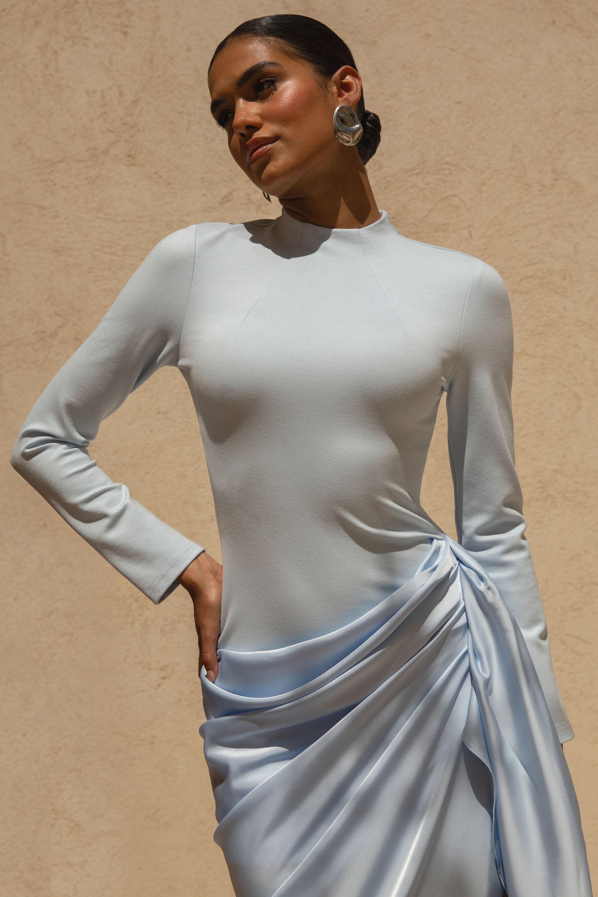 Raffie | Puderblaues Midikleid mit langen Ärmeln und Satin-Wickelrock.