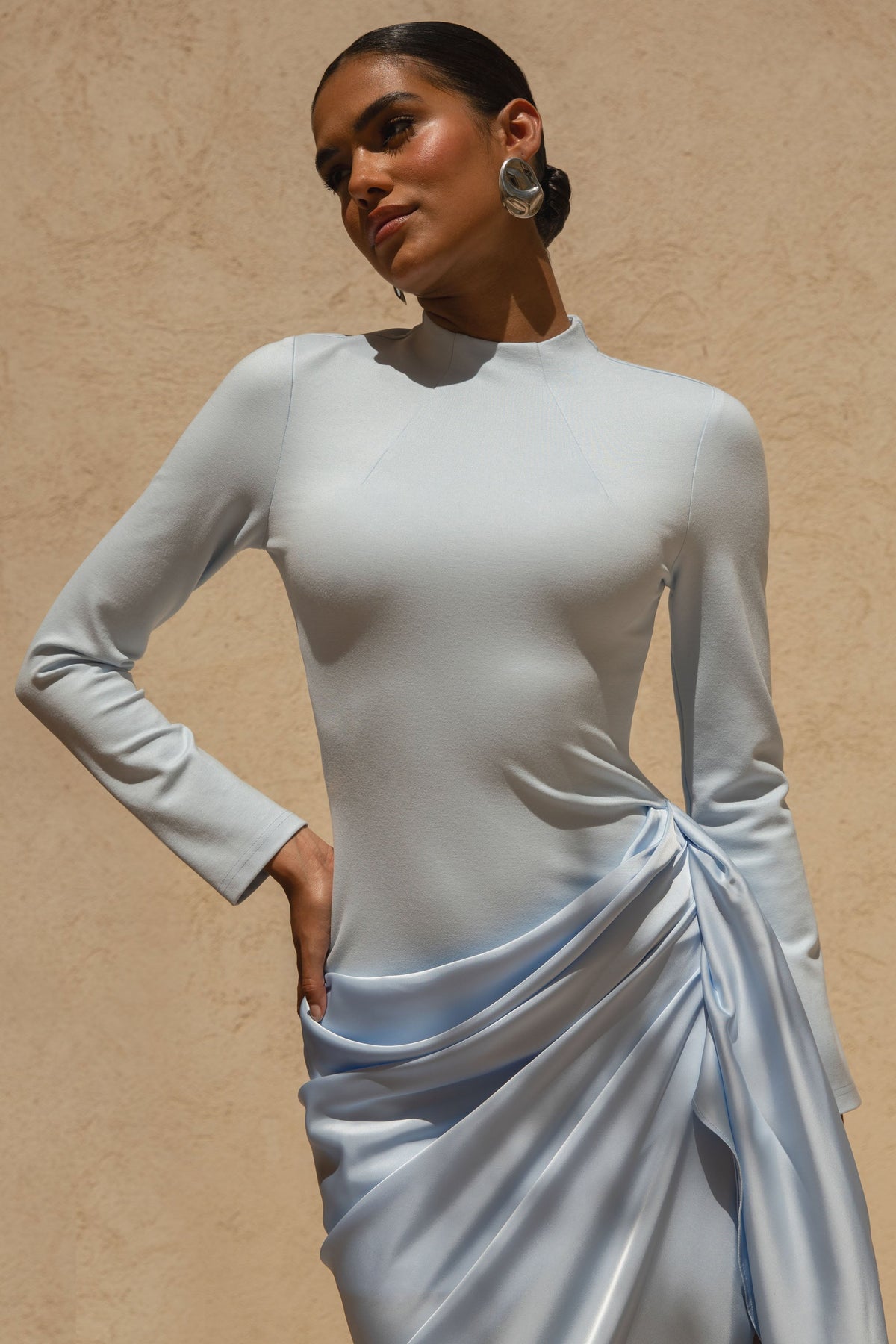 Raffie | Puderblaues Midikleid mit langen Ärmeln und Satin-Wickelrock.