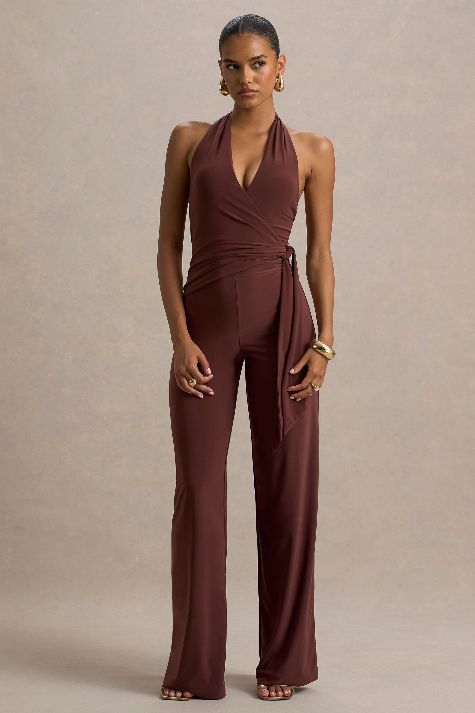 Marlais | Schokoladefarbener Jumpsuit mit tiefem Ausschnitt und Taillenband