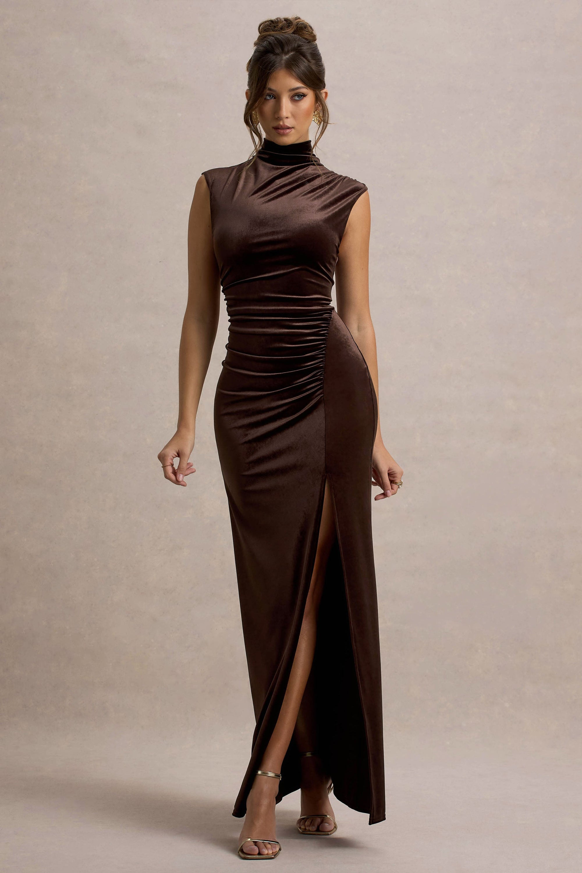 Abilene | Schokoladefarbenes Samt-Maxikleid mit hohem Kragen und Schlitz