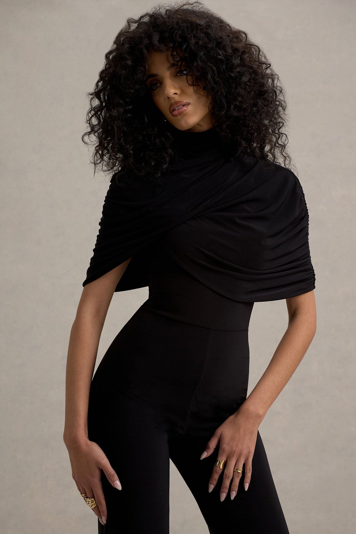 Isoline | Schwarzer Twist-Cape-Jumpsuit mit ausgestelltem Bein
