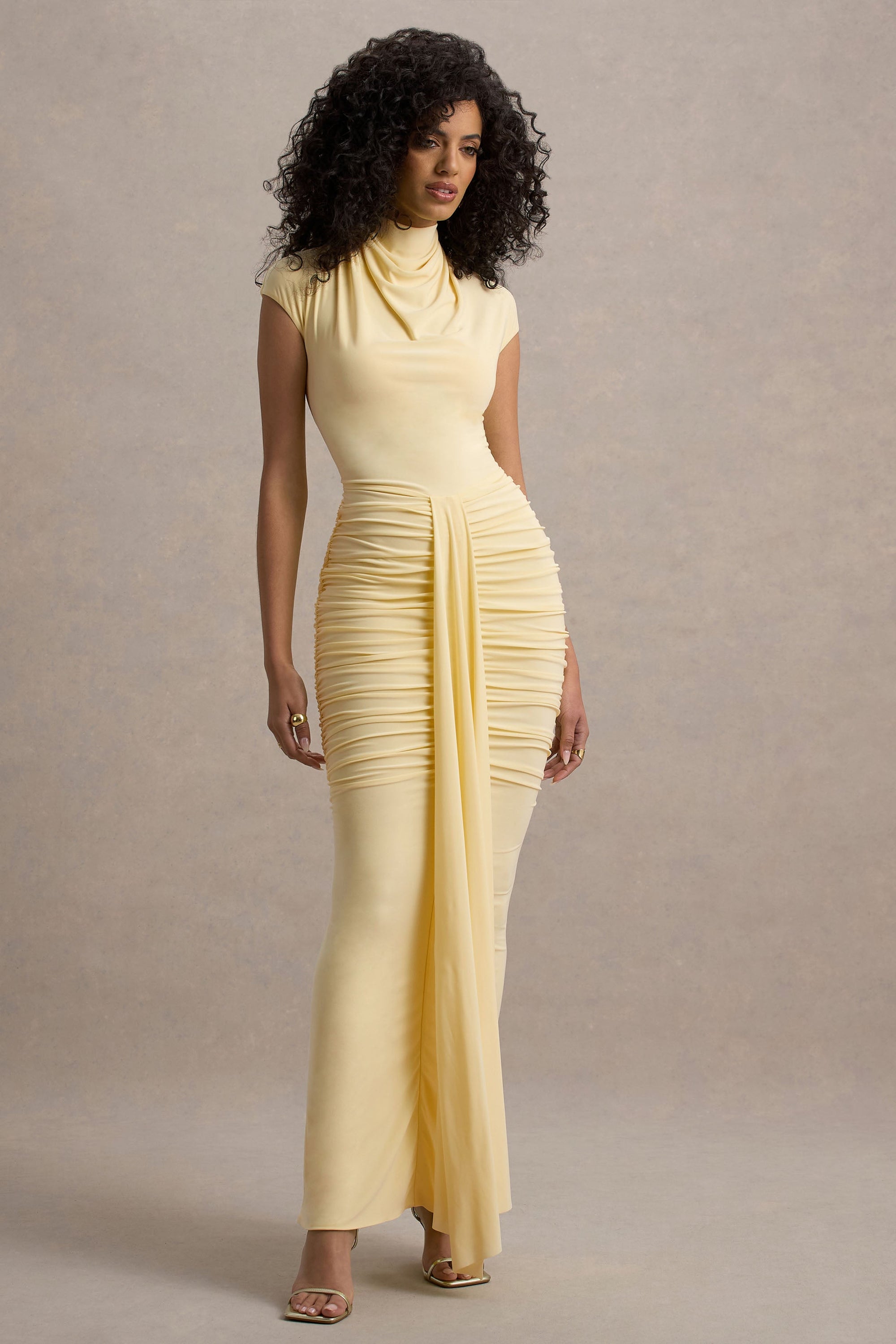 Lorenza | Zitronengelbes Maxikleid mit hohem Kragen, Raffung und drapiertem Rock