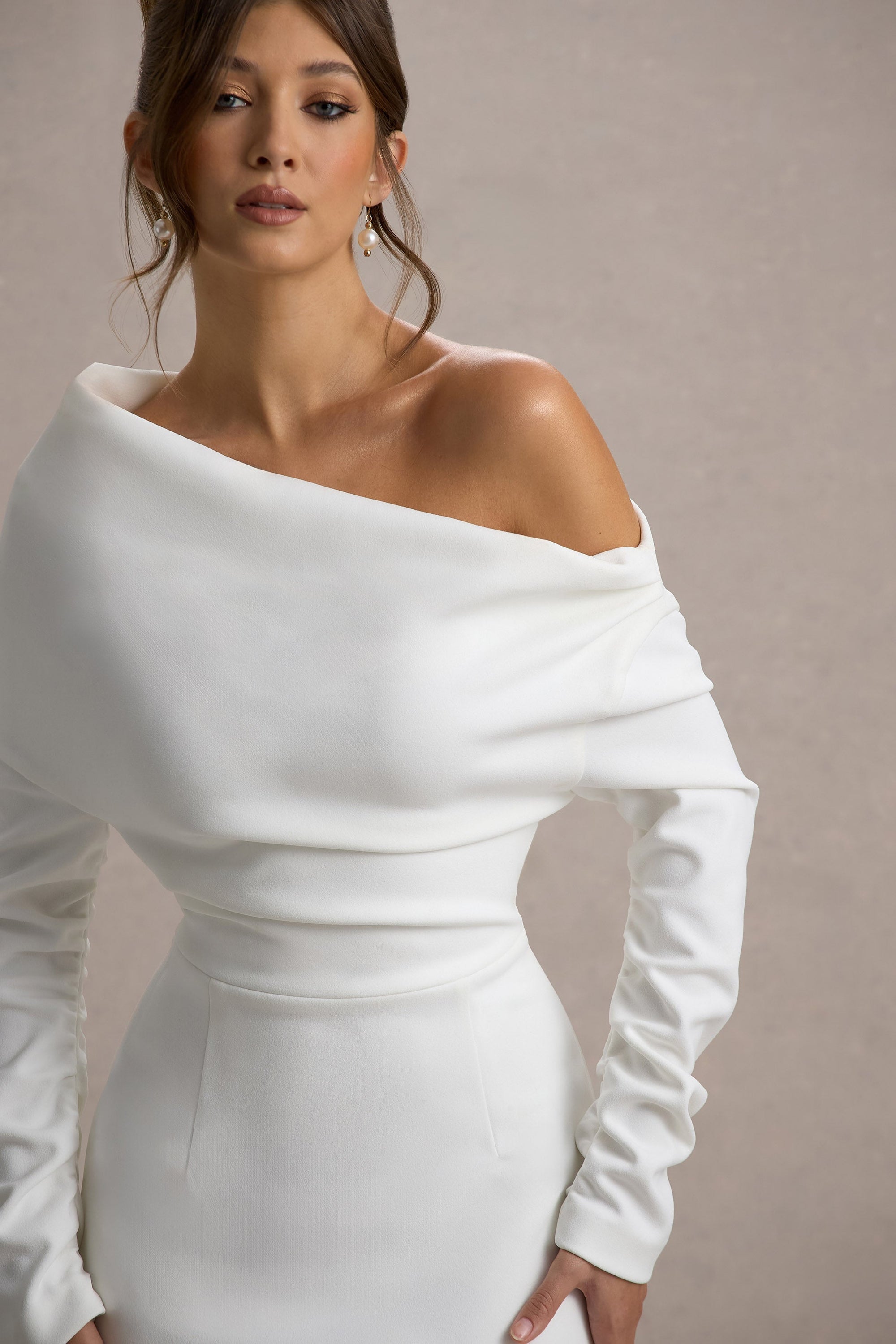 Lou | Weißes Maxikleid mit einer Schulter und asymmetrischem Schnitt