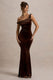 Neeka | Braunes Samt-Maxikleid mit verdrehter asymmetrischer Silhouette