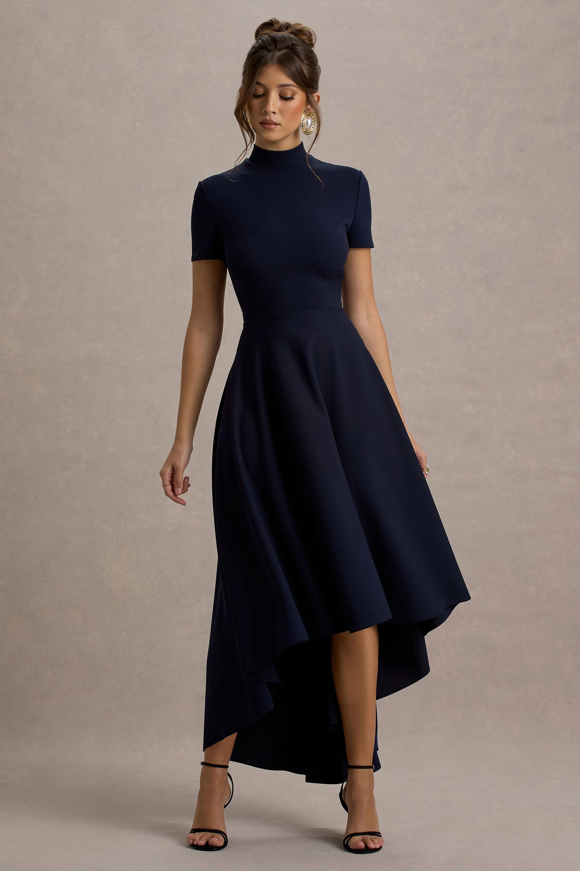 Bellona | Marineblaues Midikleid mit hohem Ausschnitt und High-Low-Saum