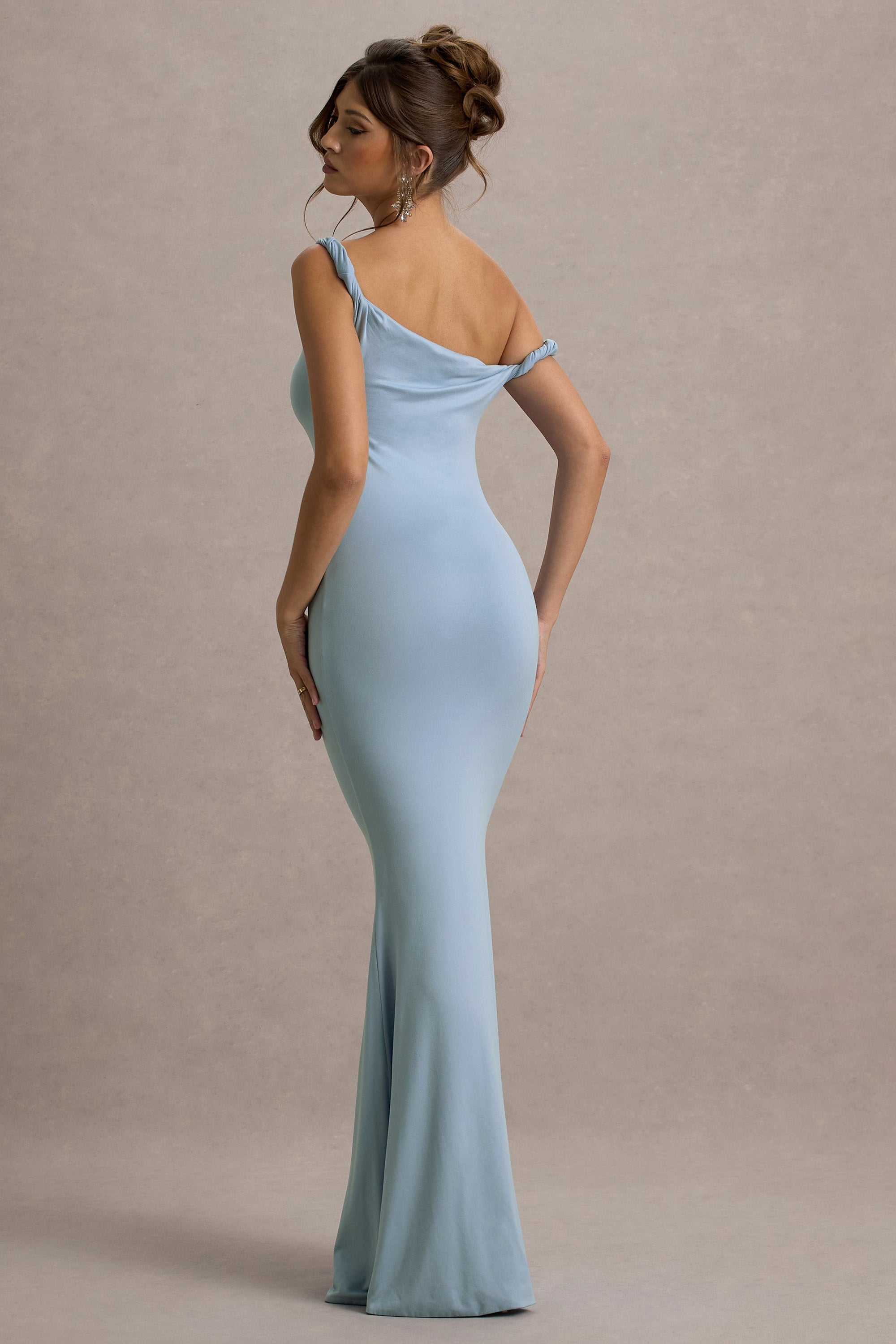 Lita | Puderblaues, gedrehtes asymmetrisches Maxikleid