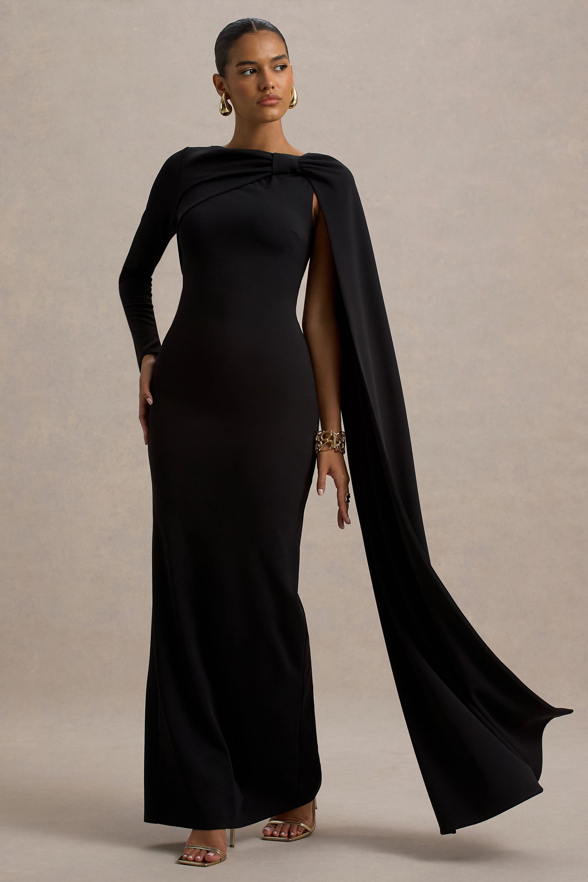 Frances | Schwarzes Maxikleid mit hohem Kragen und Cape-Detail.