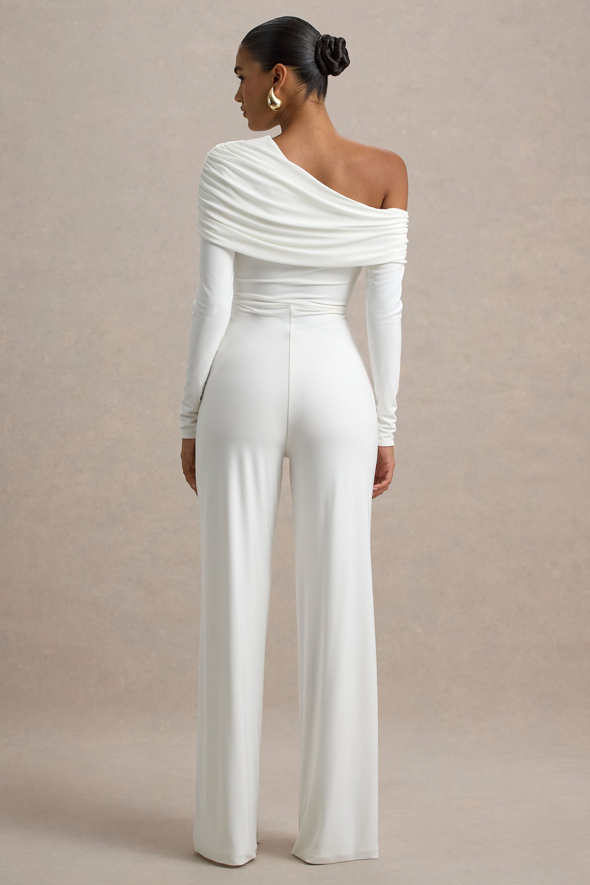 Gracious | Weißer Jumpsuit mit asymmetrischem Ausschnitt