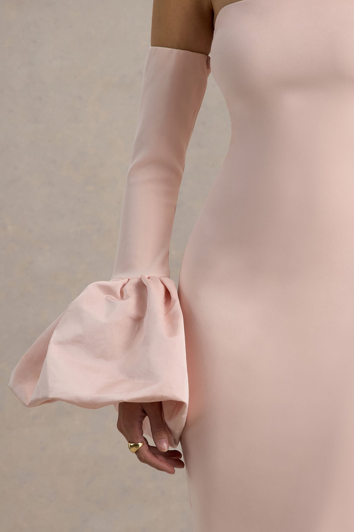 Myah | Rosafarbenes Bandeau-Maxikleid mit langen Ärmeln und Puffbündchen.